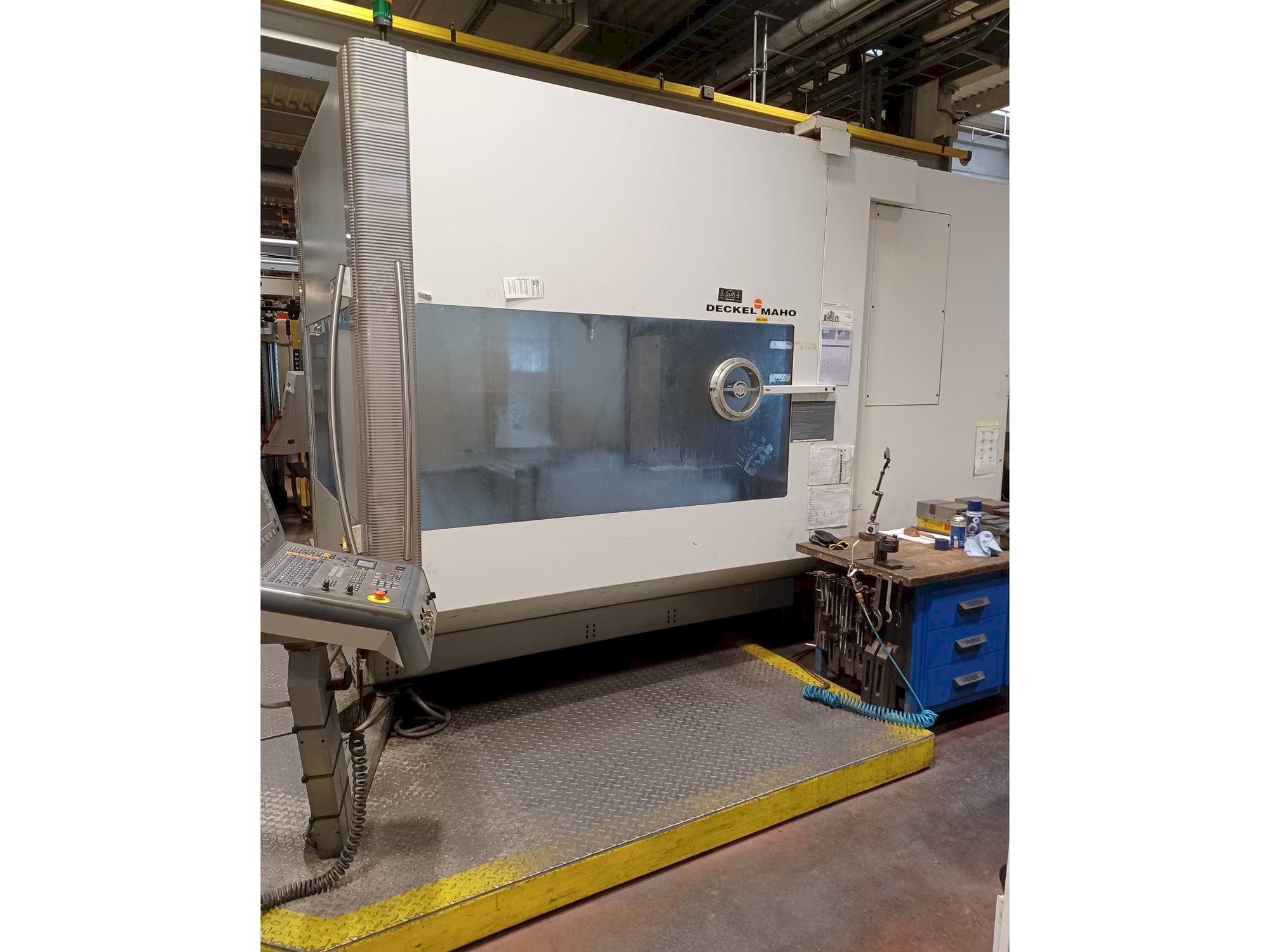 A DECKEL MAHO DMU 125 T hi-dyn  gép elölnézete