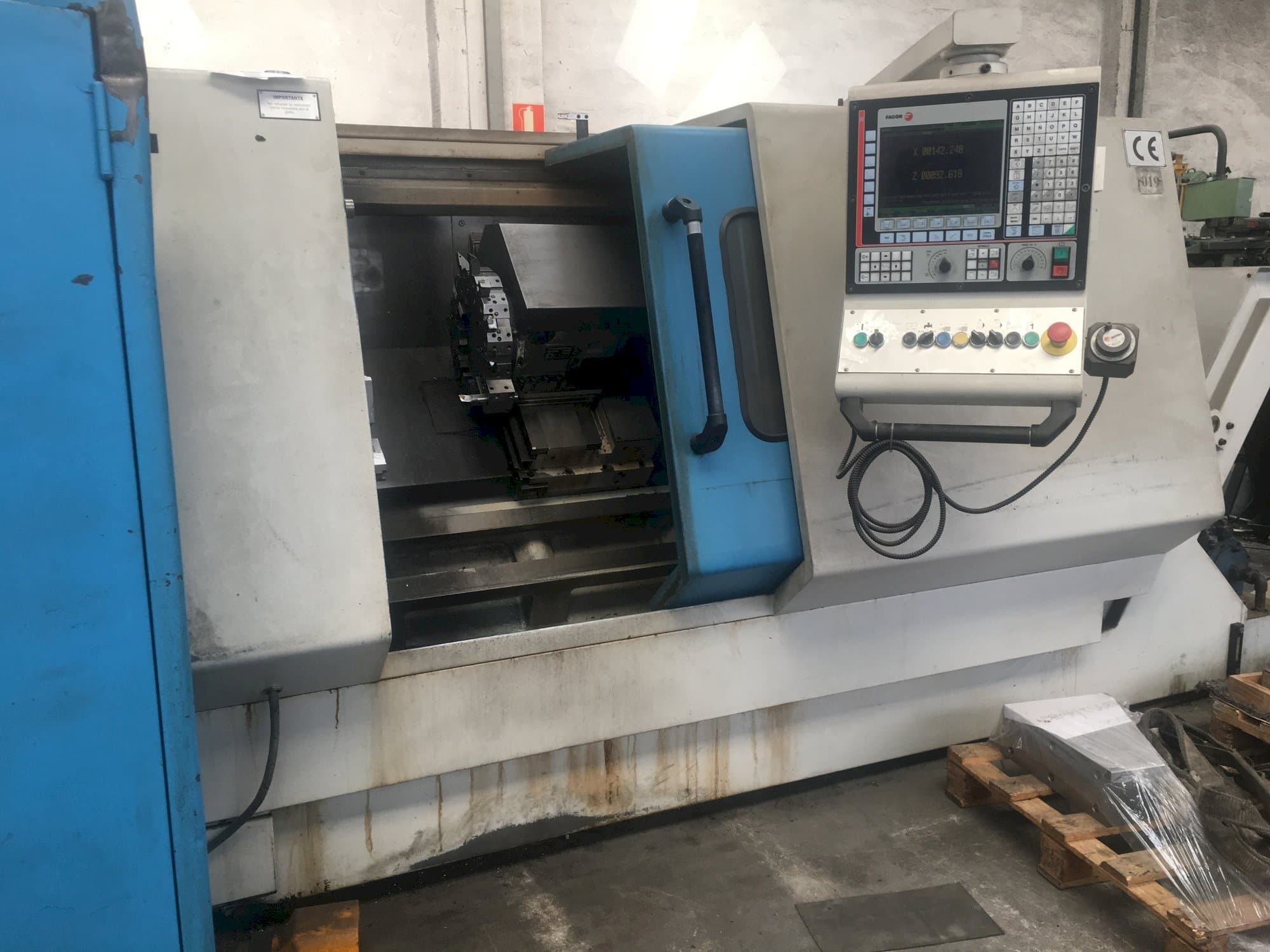 A Lealde TCN10-L  gép elölnézete