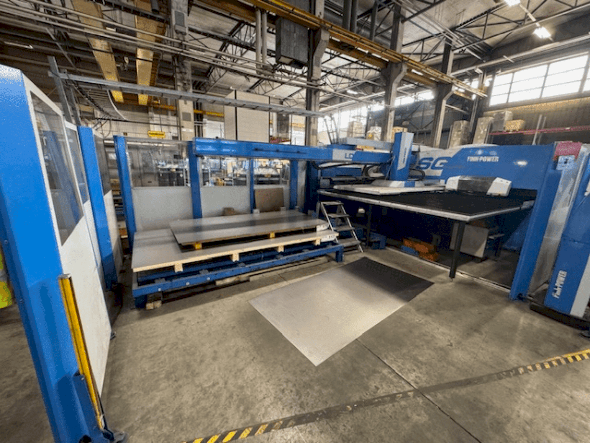 A Finn-Power SG-6  gép elölnézete