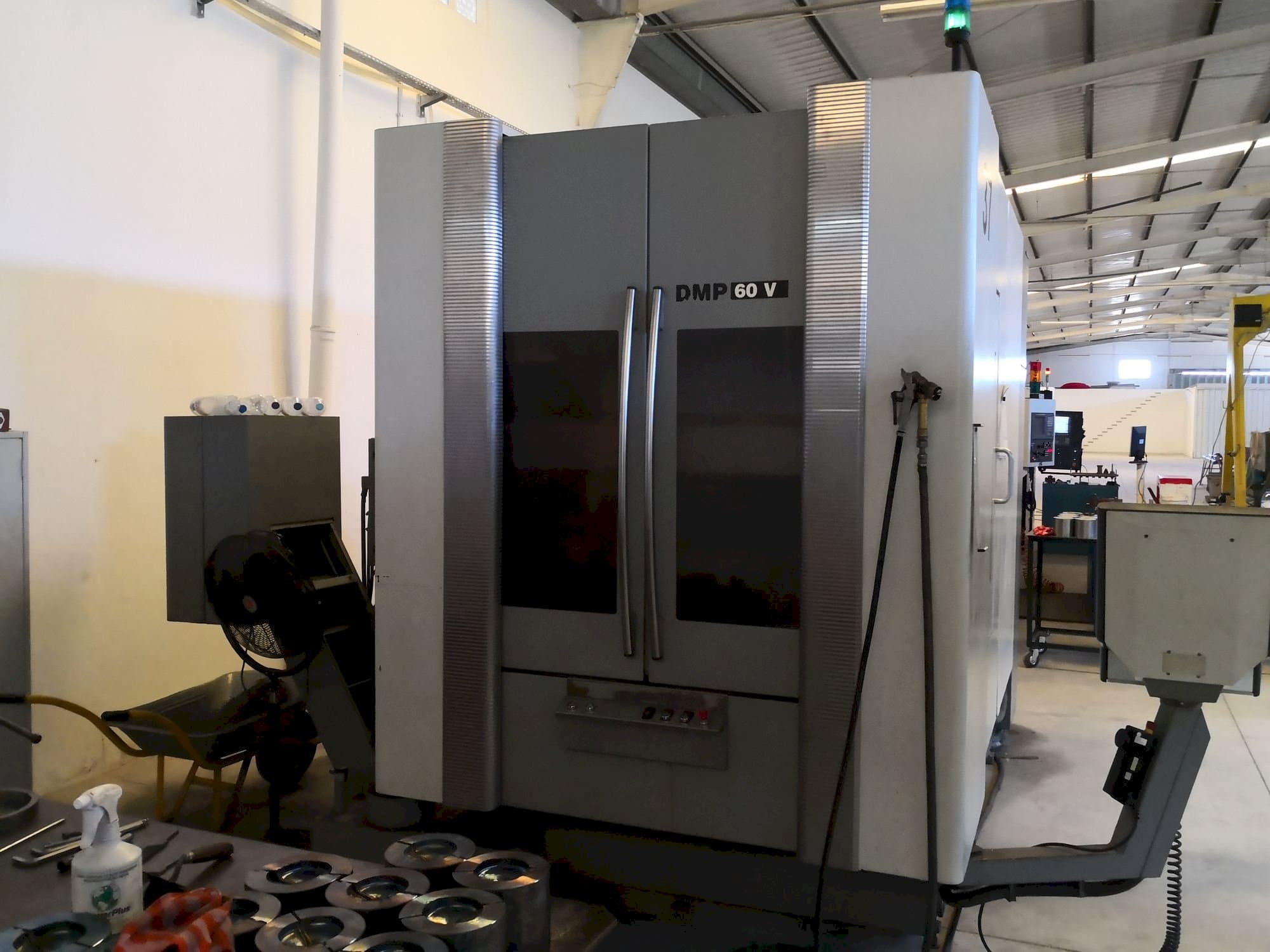 A DECKEL MAHO DMP 60V  gép elölnézete