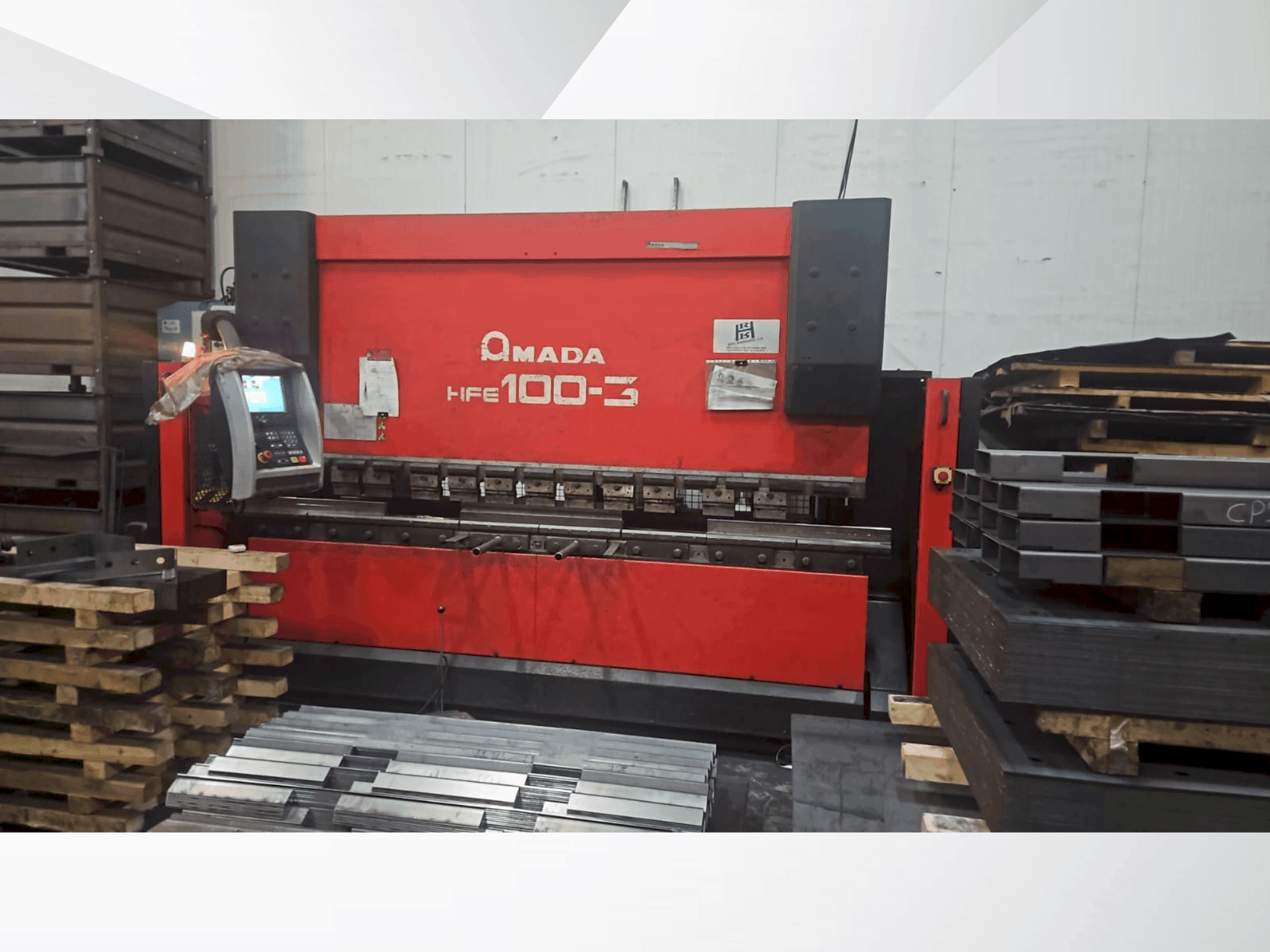 A AMADA HFE 100-3  gép elölnézete