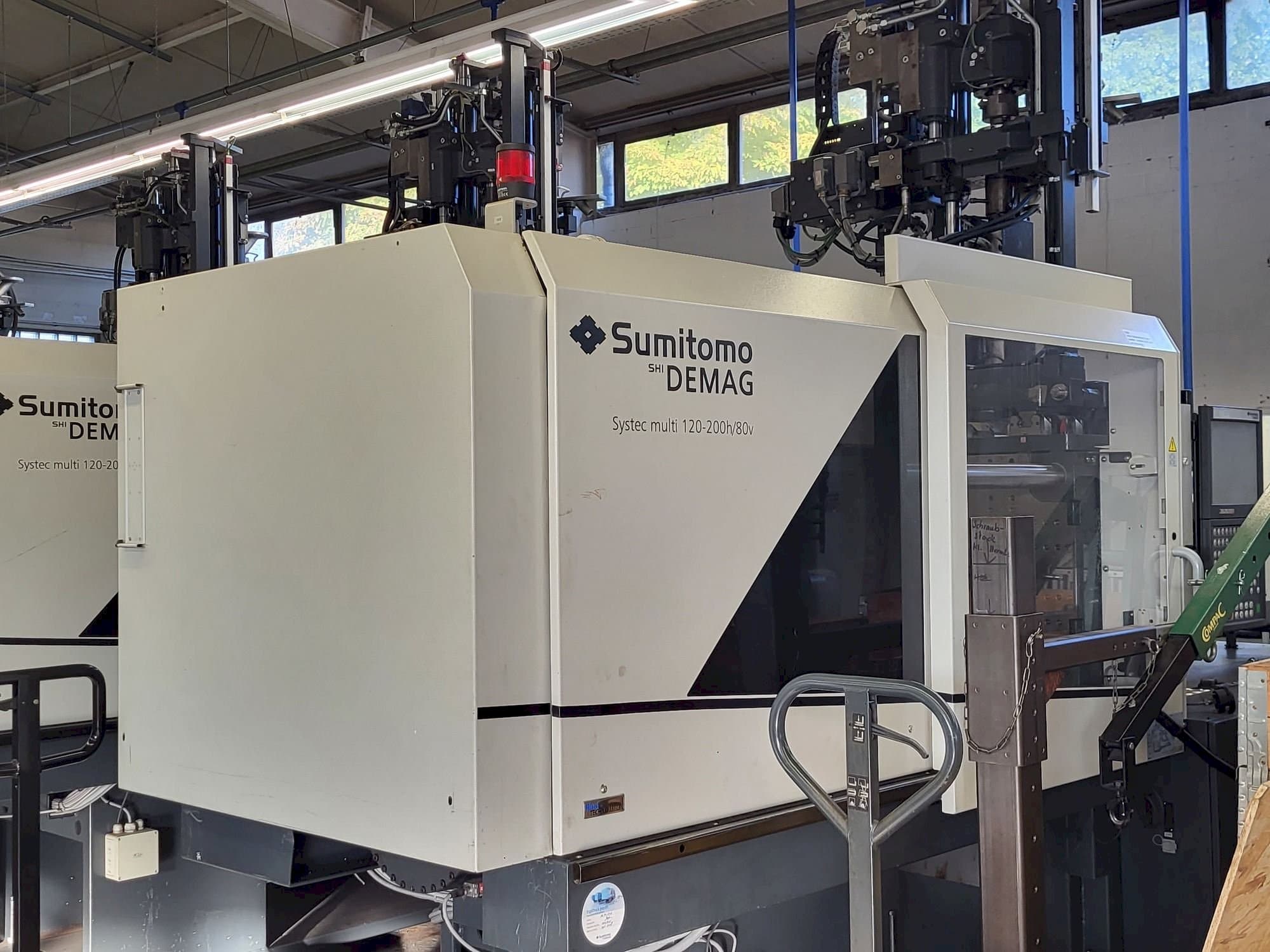 A Sumitomo SHI DEMAG Multi 120/470-200h/80V  gép oldalnézete