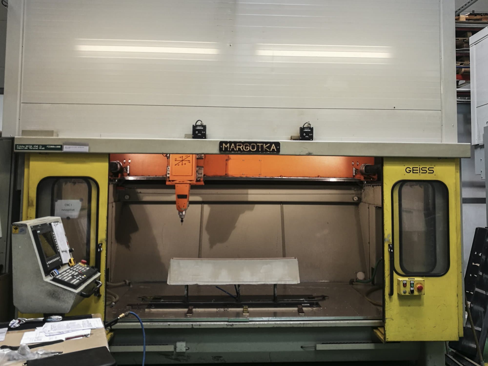 A GEISS FZ 2000x1000  gép elölnézete