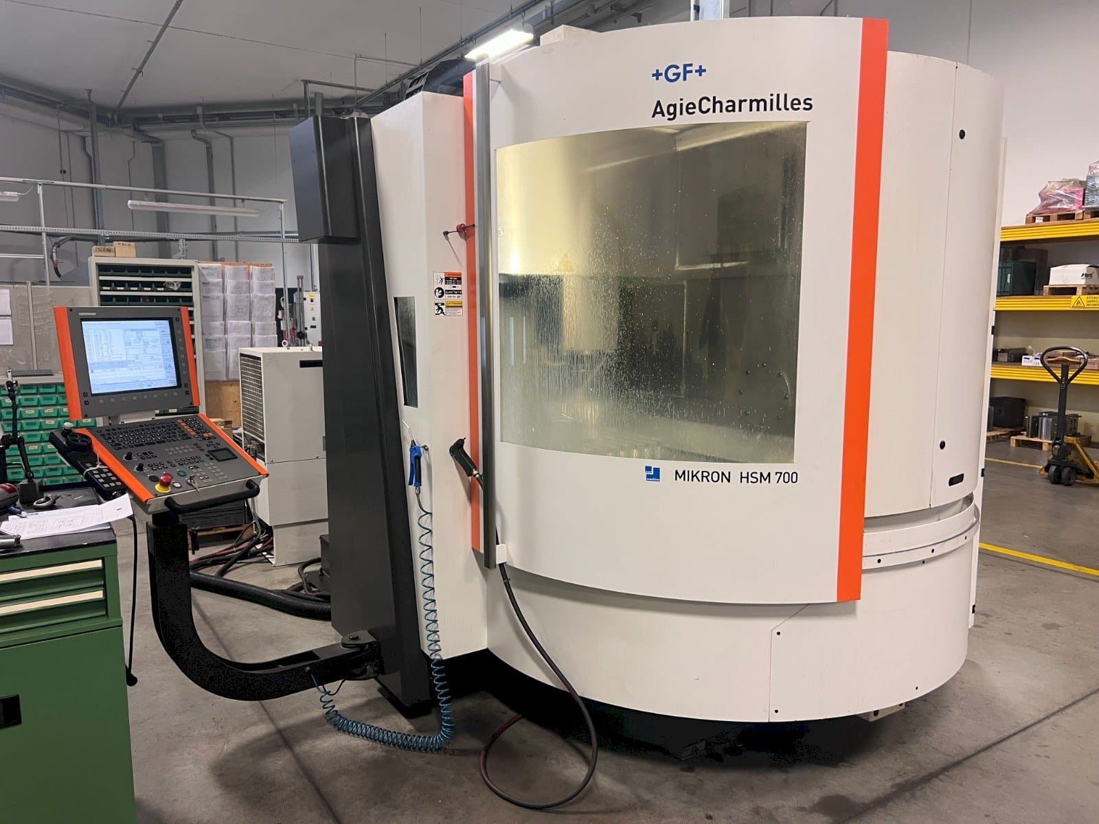 A AgieCharmilles MIKRON HSM 700  gép elölnézete