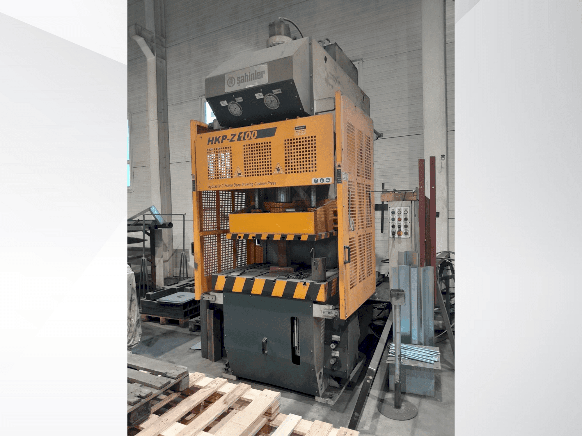 A Sahinler HKP-Z 100  gép elölnézete