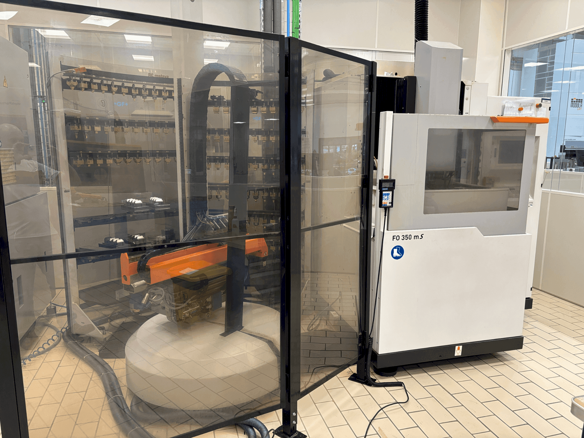 A CHARMILLES ROBOFORM 350  gép elölnézete