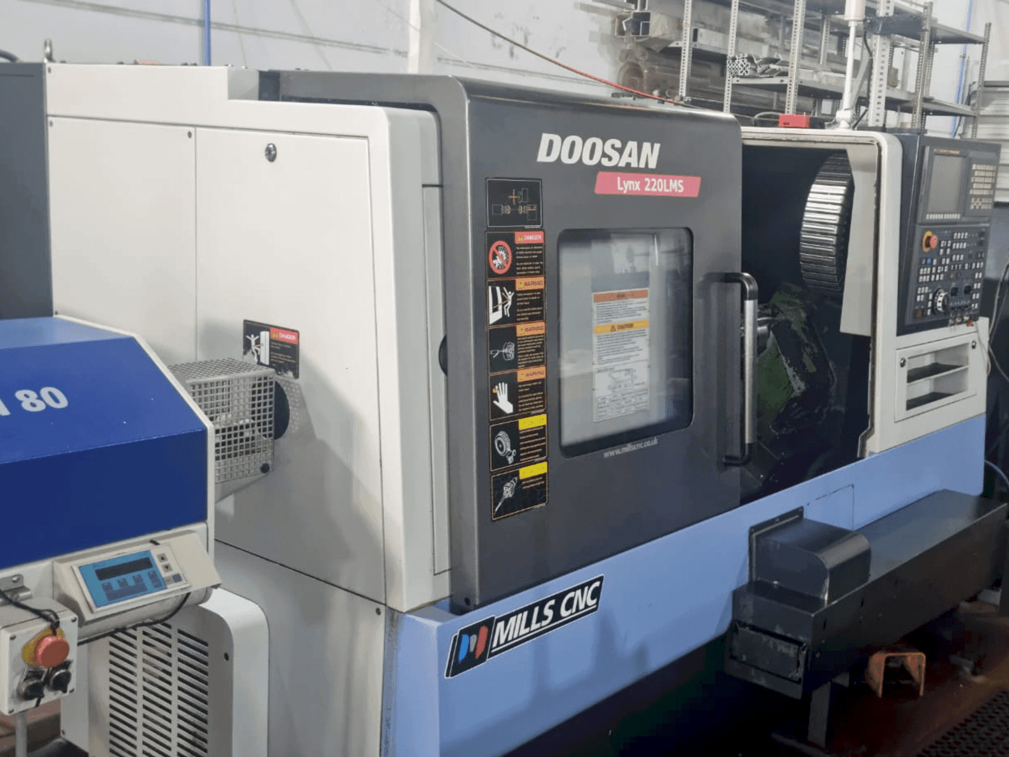 A DOOSAN Lynx 220 LMSA  gép elölnézete
