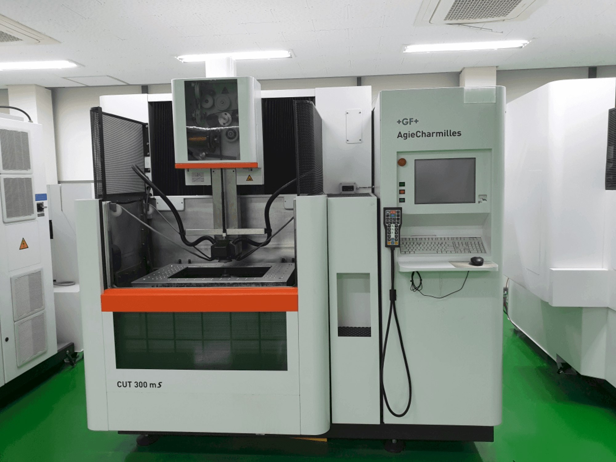 A AgieCharmilles CUT 300MS  gép elölnézete