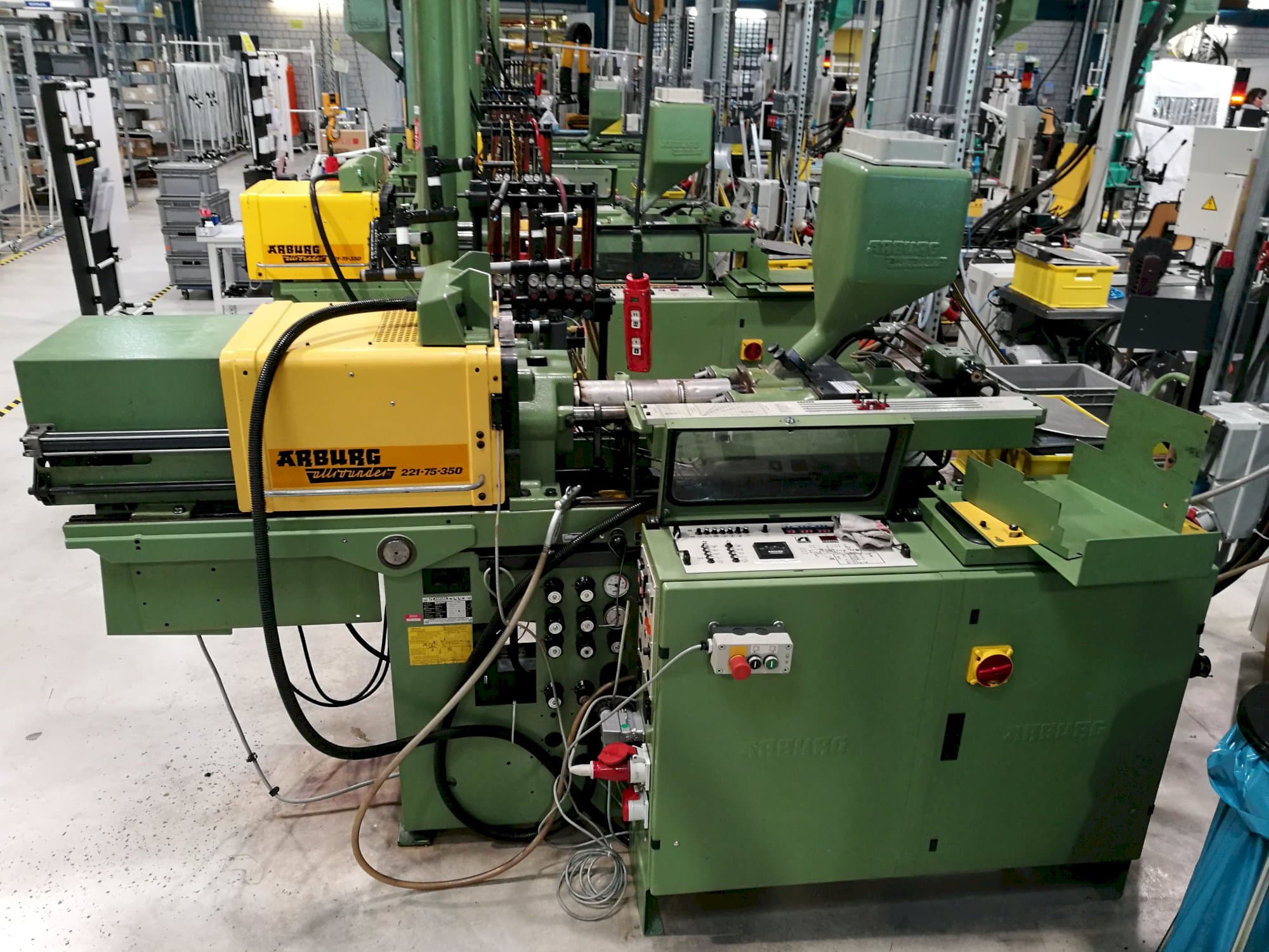 A Arburg Allrounder 221-75-350  gép jobb oldali nézete