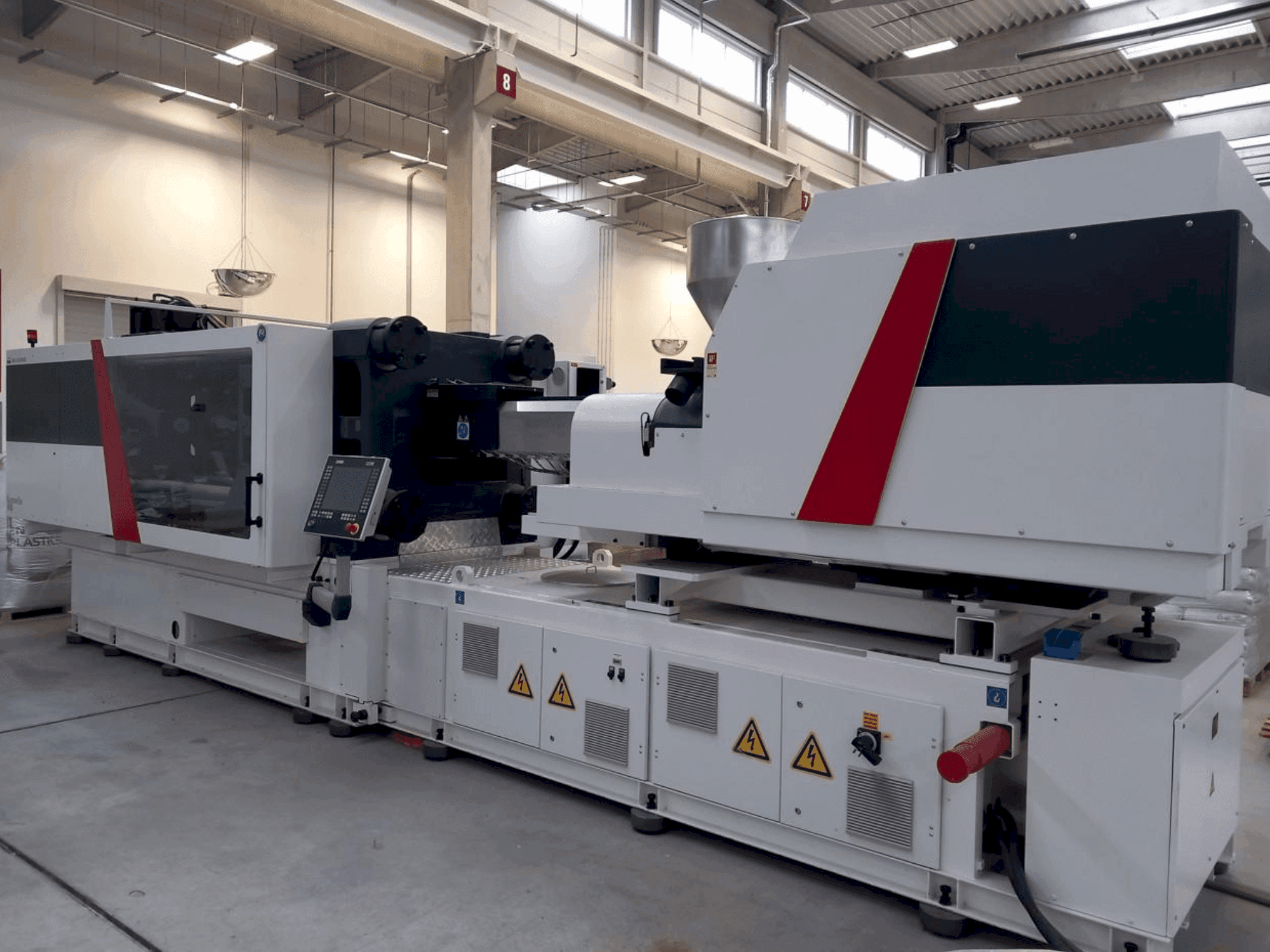 A Milacron Elektron Evo 450  gép elölnézete