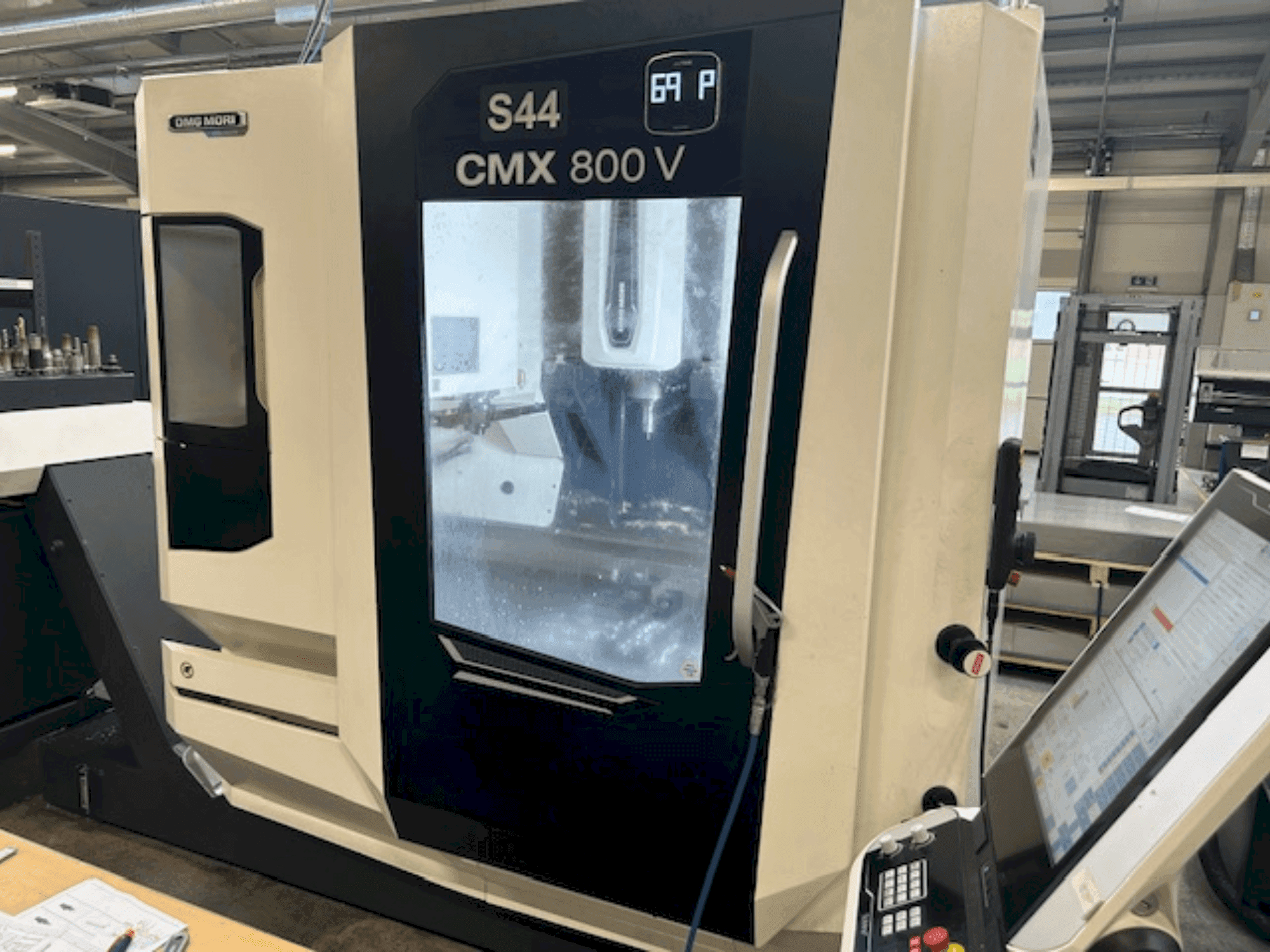 A DMG MORI CMX 800 V  gép elölnézete