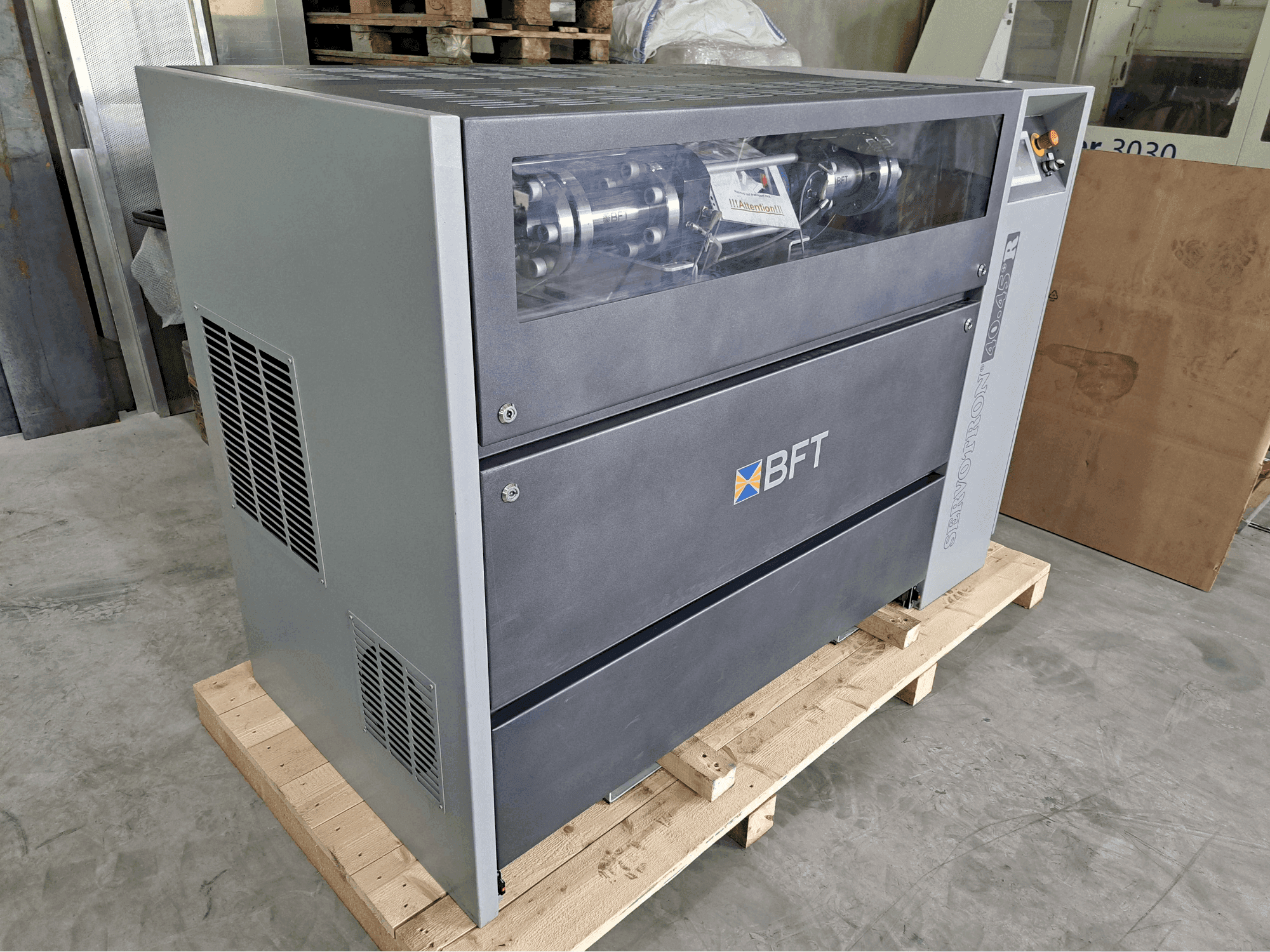 A BFT Servotron 40.45+  gép elölnézete