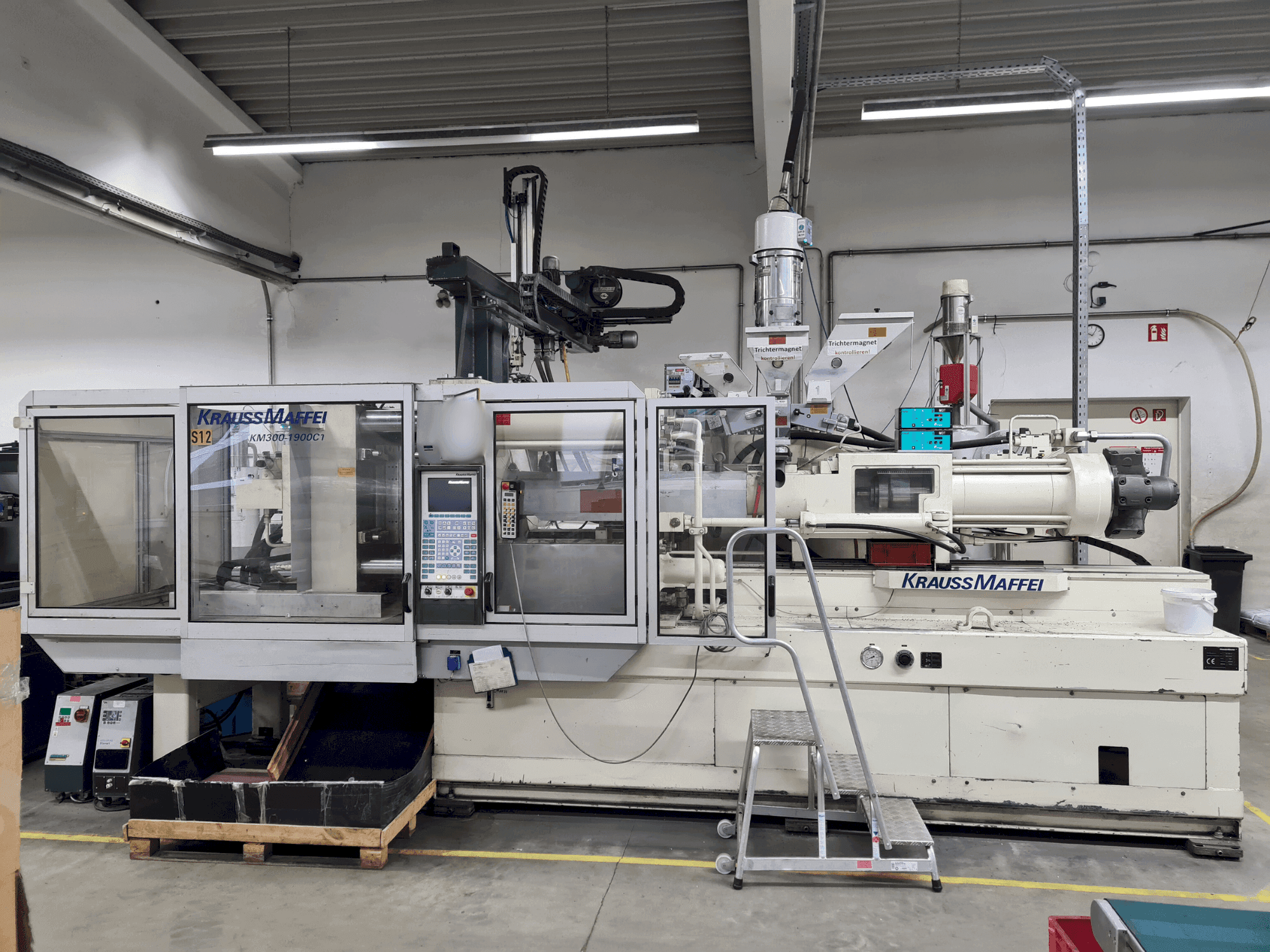 A Krauss Maffei 300-1900 C1  gép elölnézete