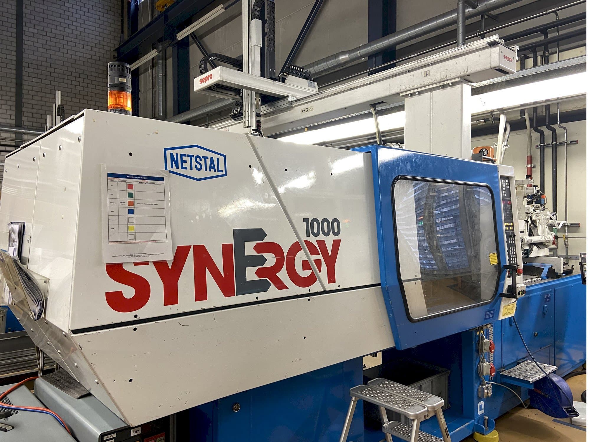 A Netstal SYNERGY 1000-230  gép elölnézete