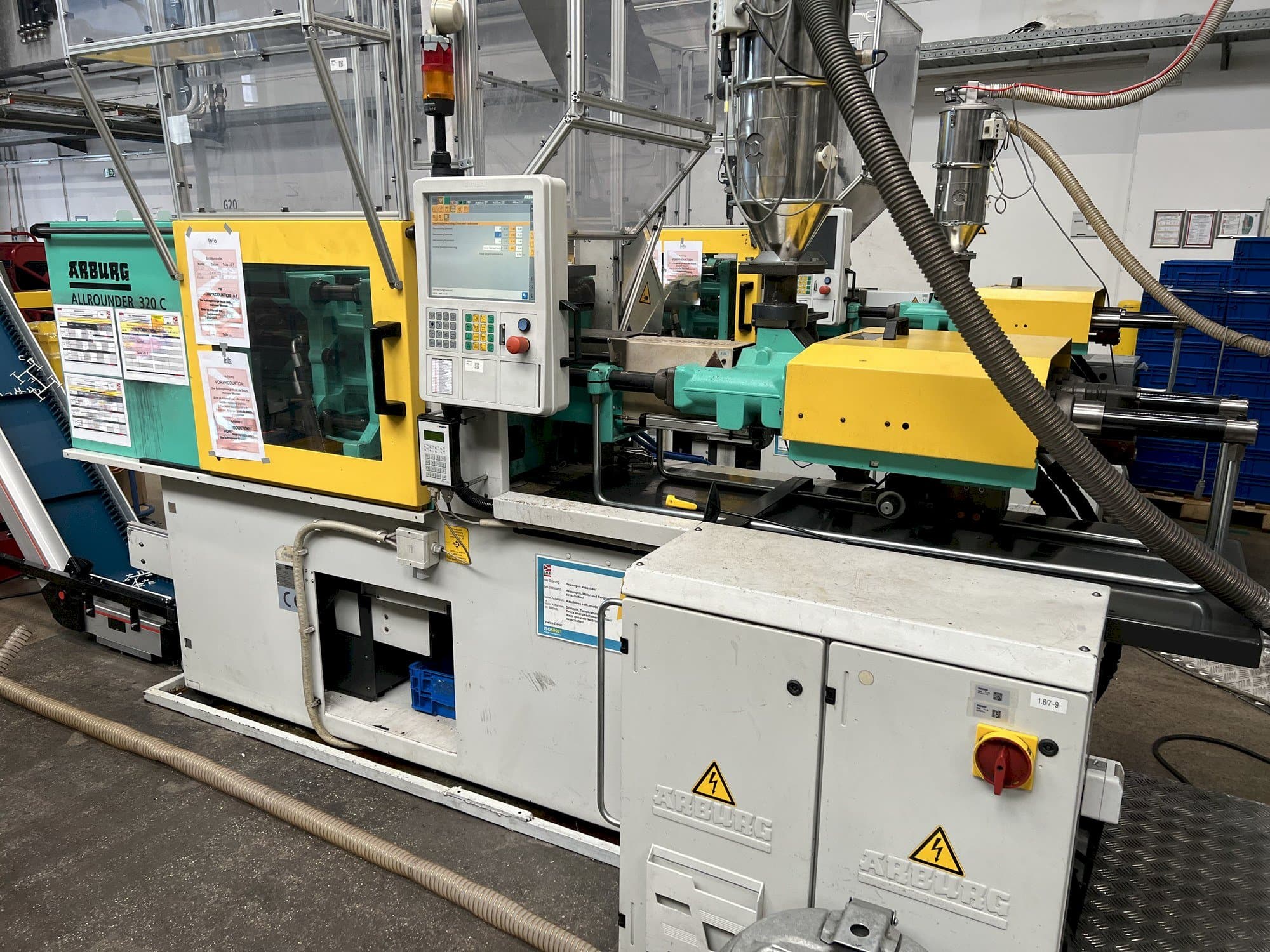 A Arburg Allrounder 320C 500 - 170  gép elölnézete