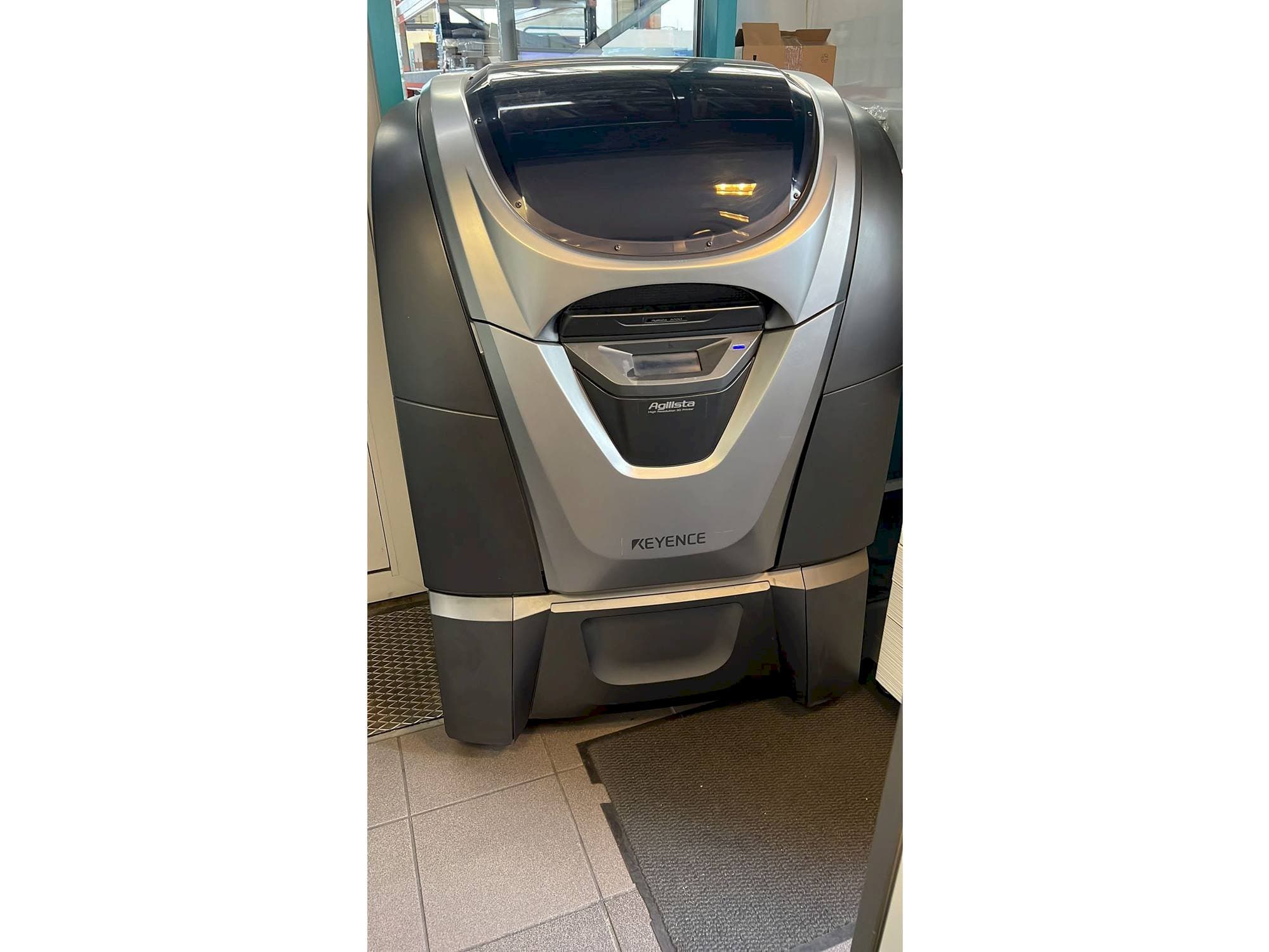 A KEYENCE Agilista 3200  gép elölnézete