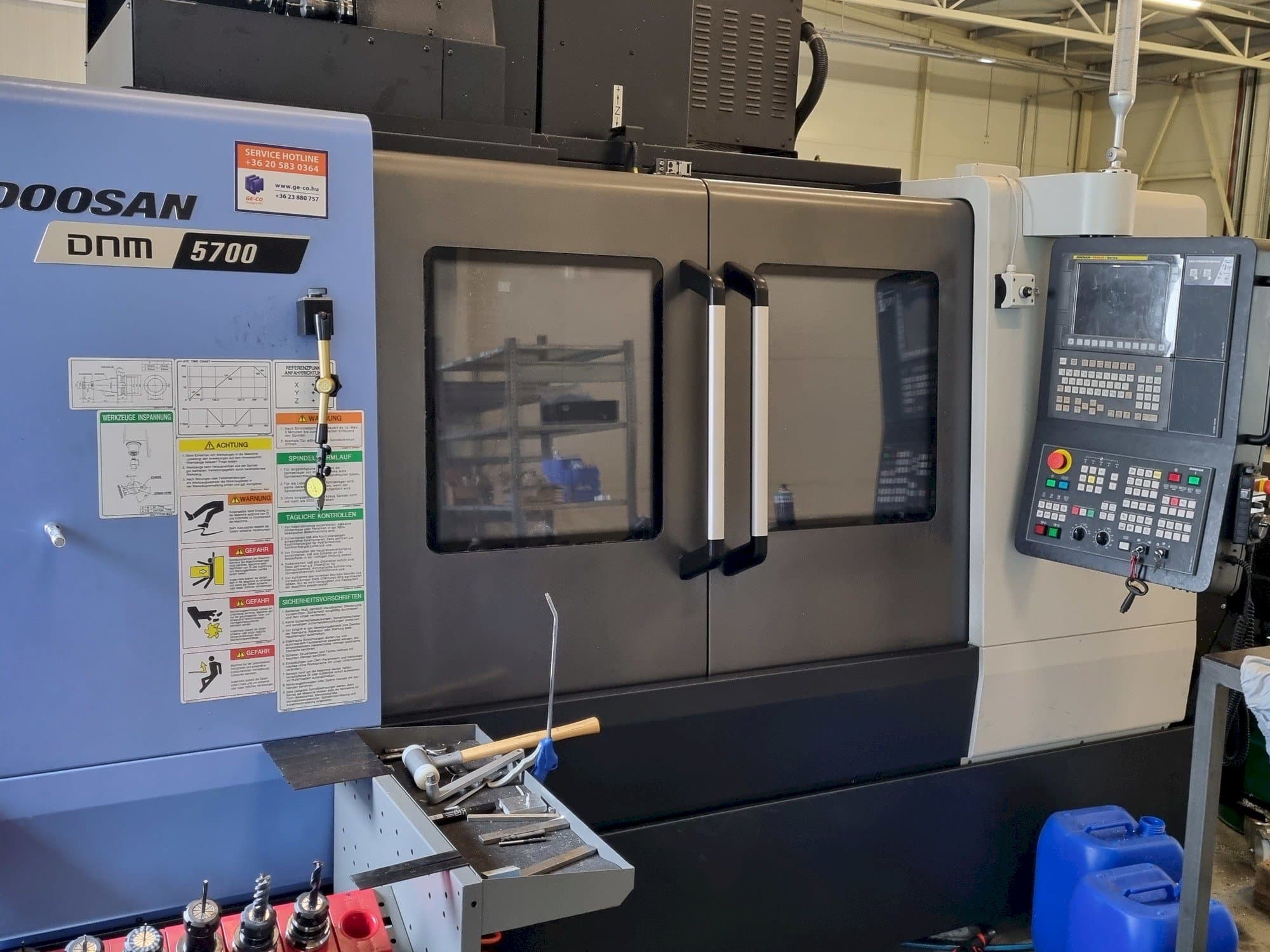 A DOOSAN DNM 5700  gép elölnézete