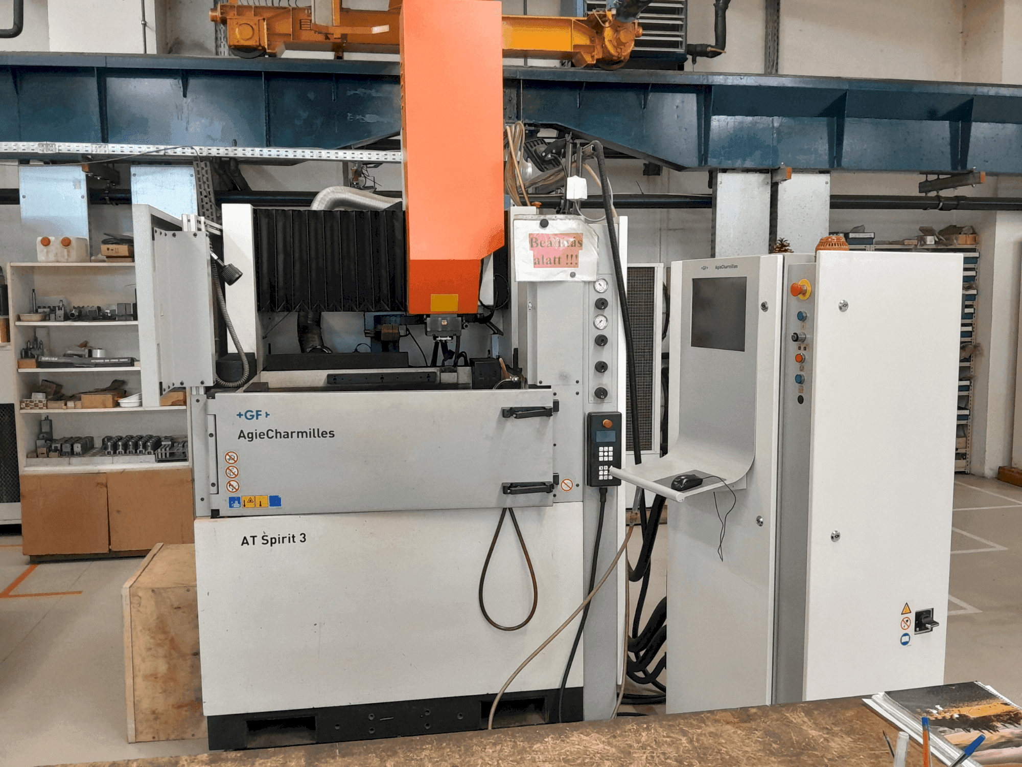 A AgieCharmilles Spirit 3  gép elölnézete