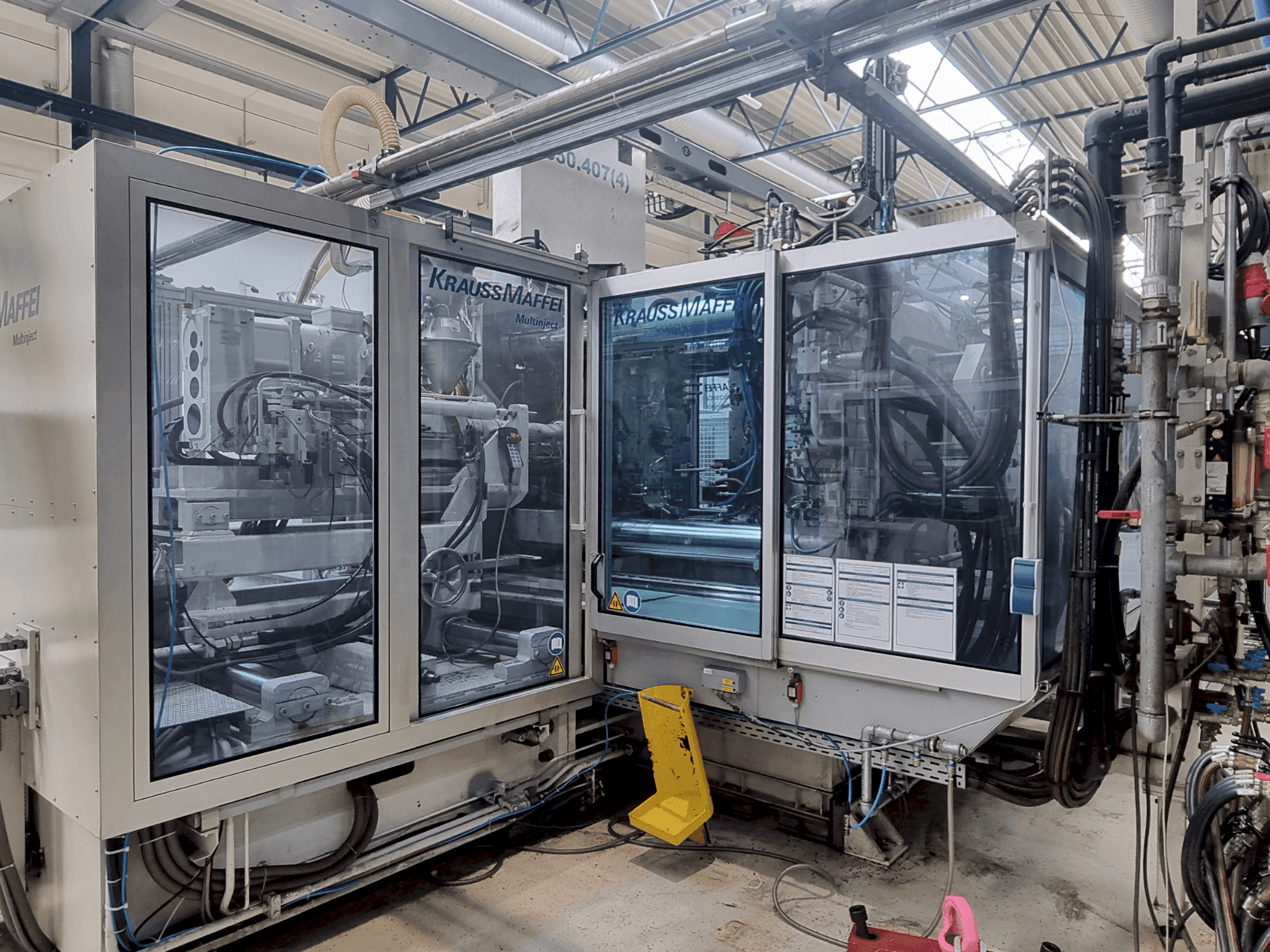 A Krauss Maffei 650-2700-390 CL  gép elölnézete