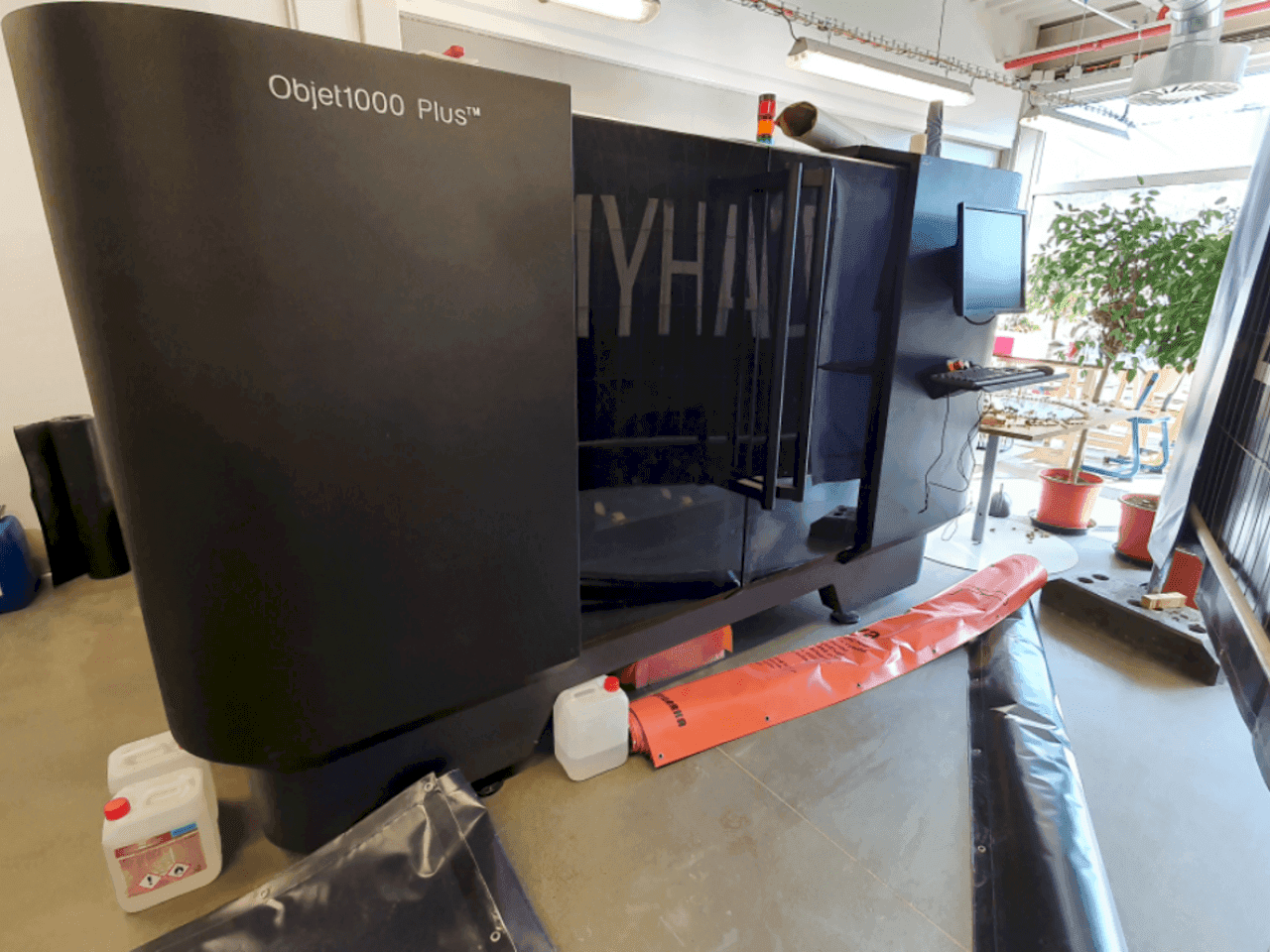 A Stratasys Objet 1000 Plus  gép elölnézete