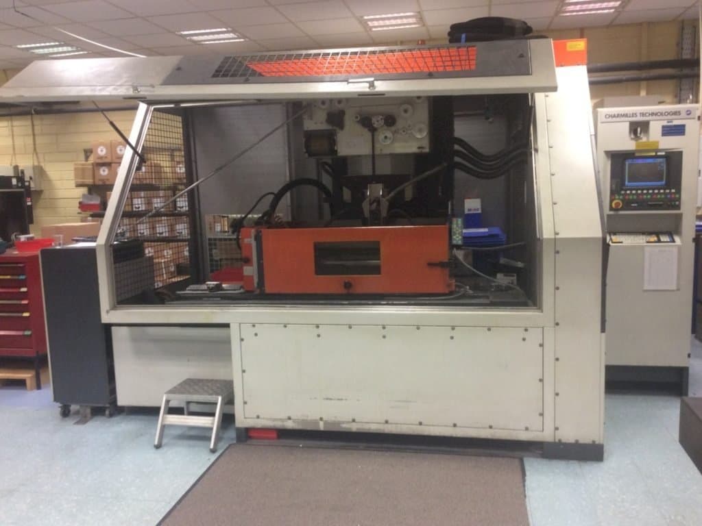 A CHARMILLES Robofil 4020 SI  gép elölnézete