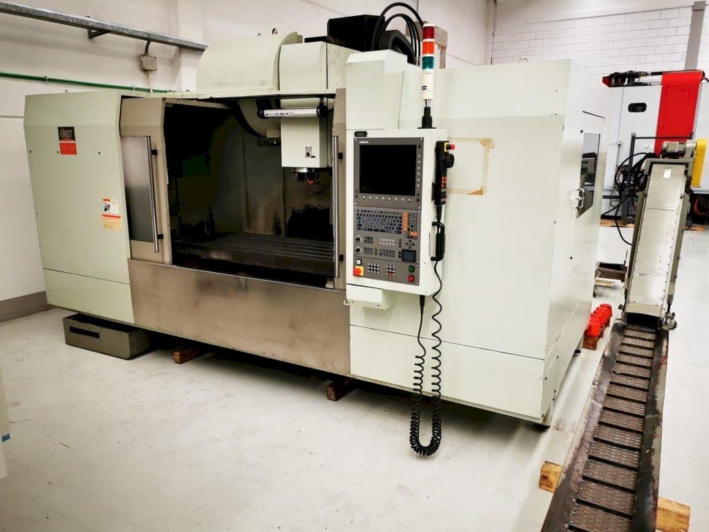 A FIRST MCV 1500  gép elölnézete