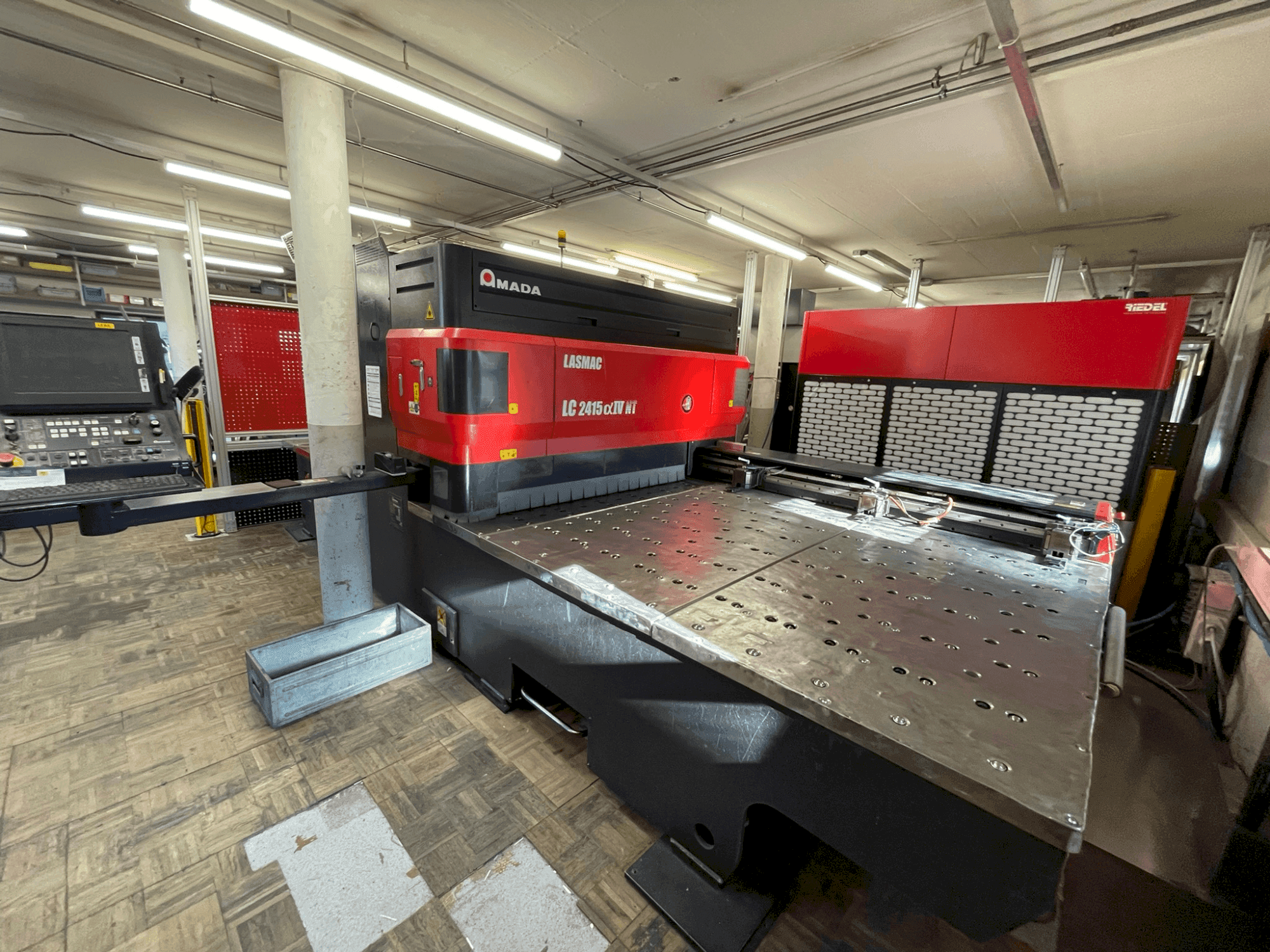 A AMADA LC 2415 α-IV NT  gép elölnézete