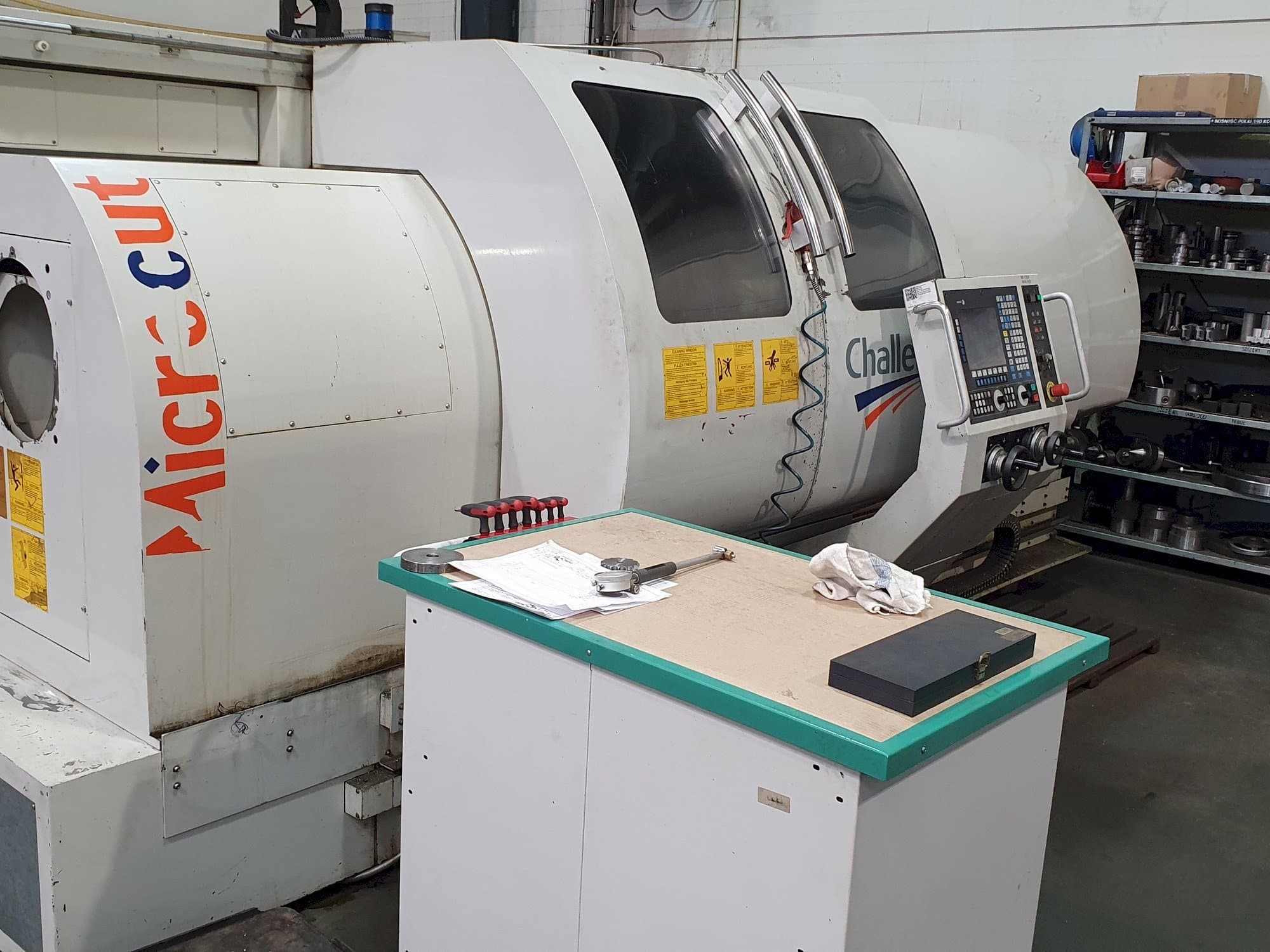 A MICROCUT BNC-2280X  gép elölnézete