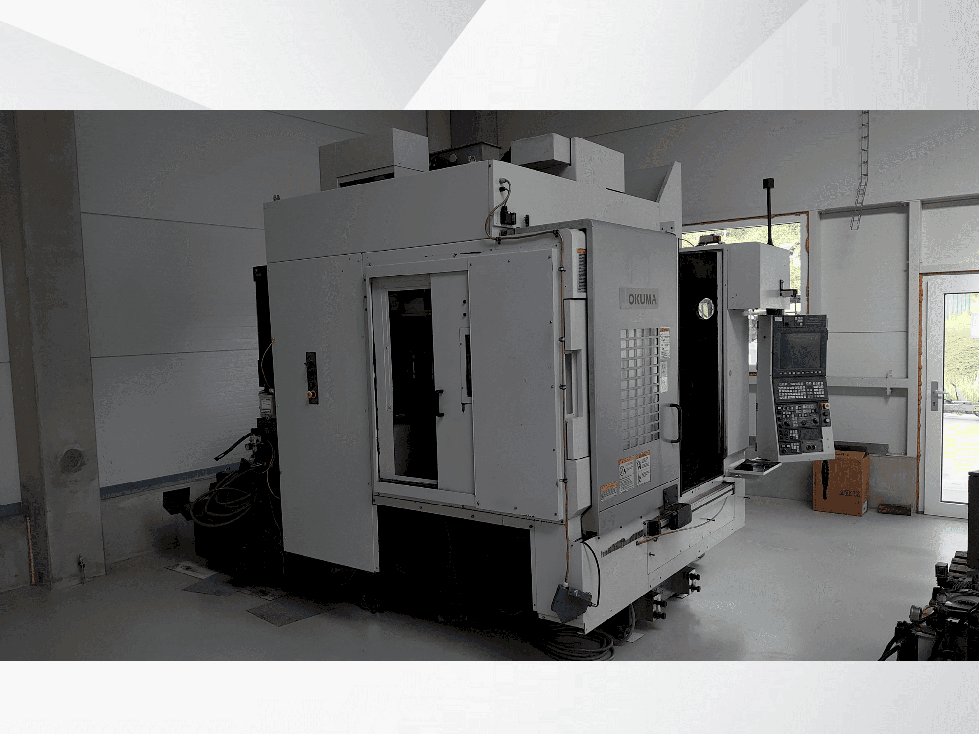 A Okuma MU-400VA  gép elölnézete