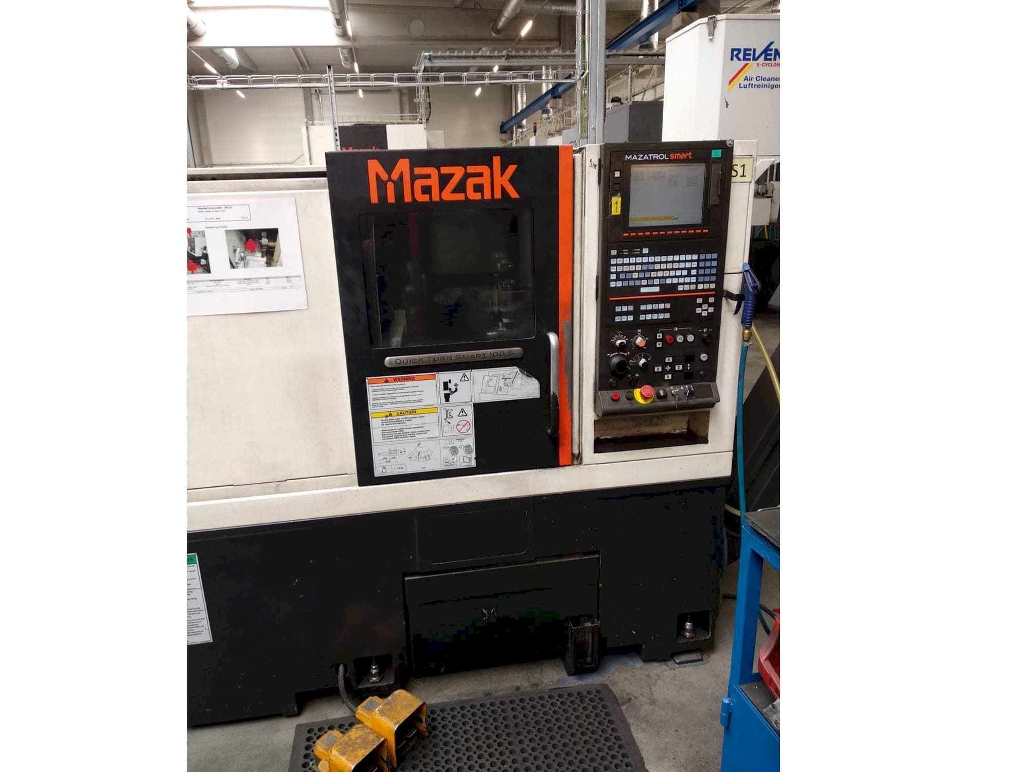 A Mazak Quick Turn Smart 100 S  gép elölnézete