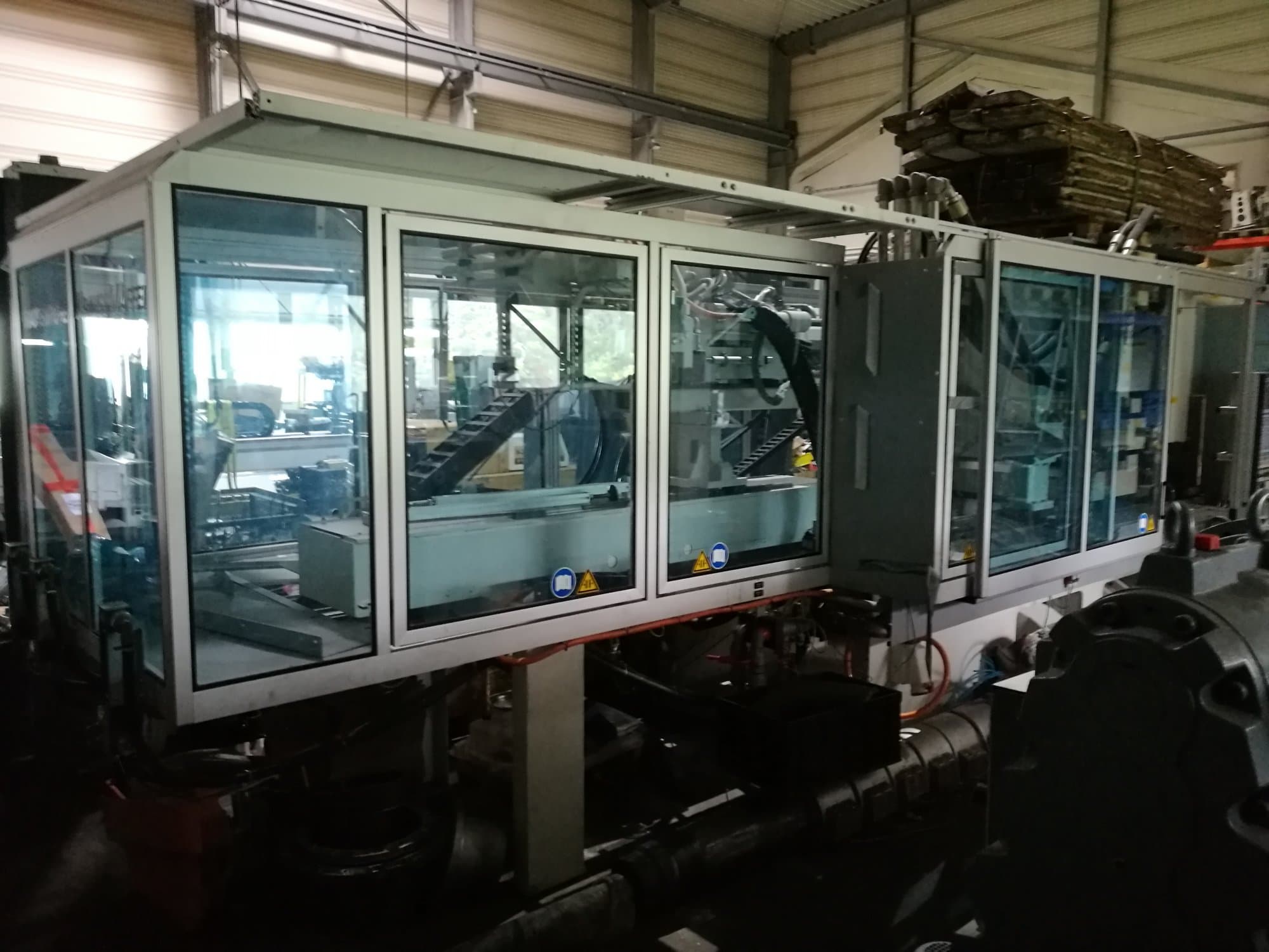 A Krauss Maffei 280-700-700 C3 Twin  gép elölnézete