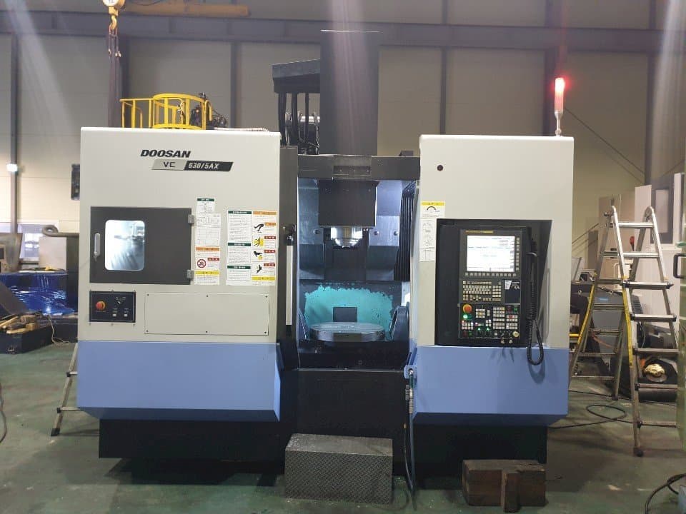 A Doosan VC630/5AX gép elölnézete