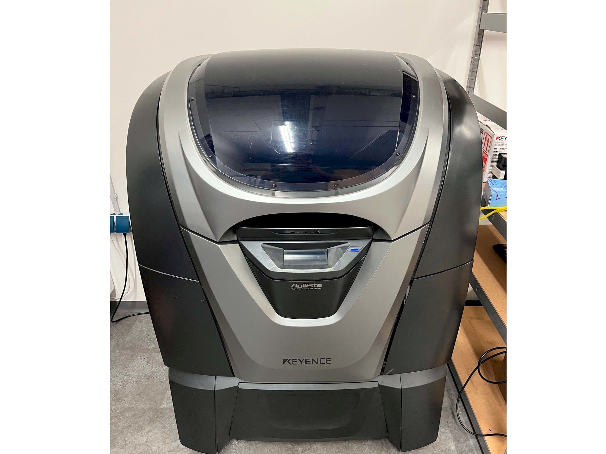 A KEYENCE Agilista 3200-w  gép elölnézete