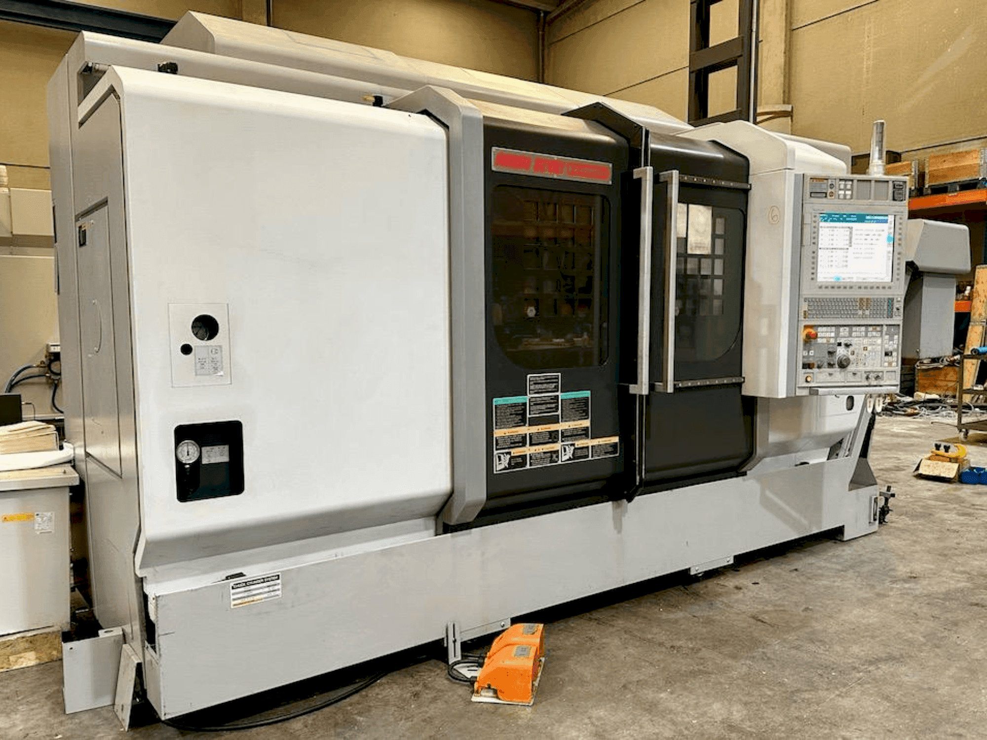 A MORI SEIKI NZX 2500/1000Y  gép elölnézete