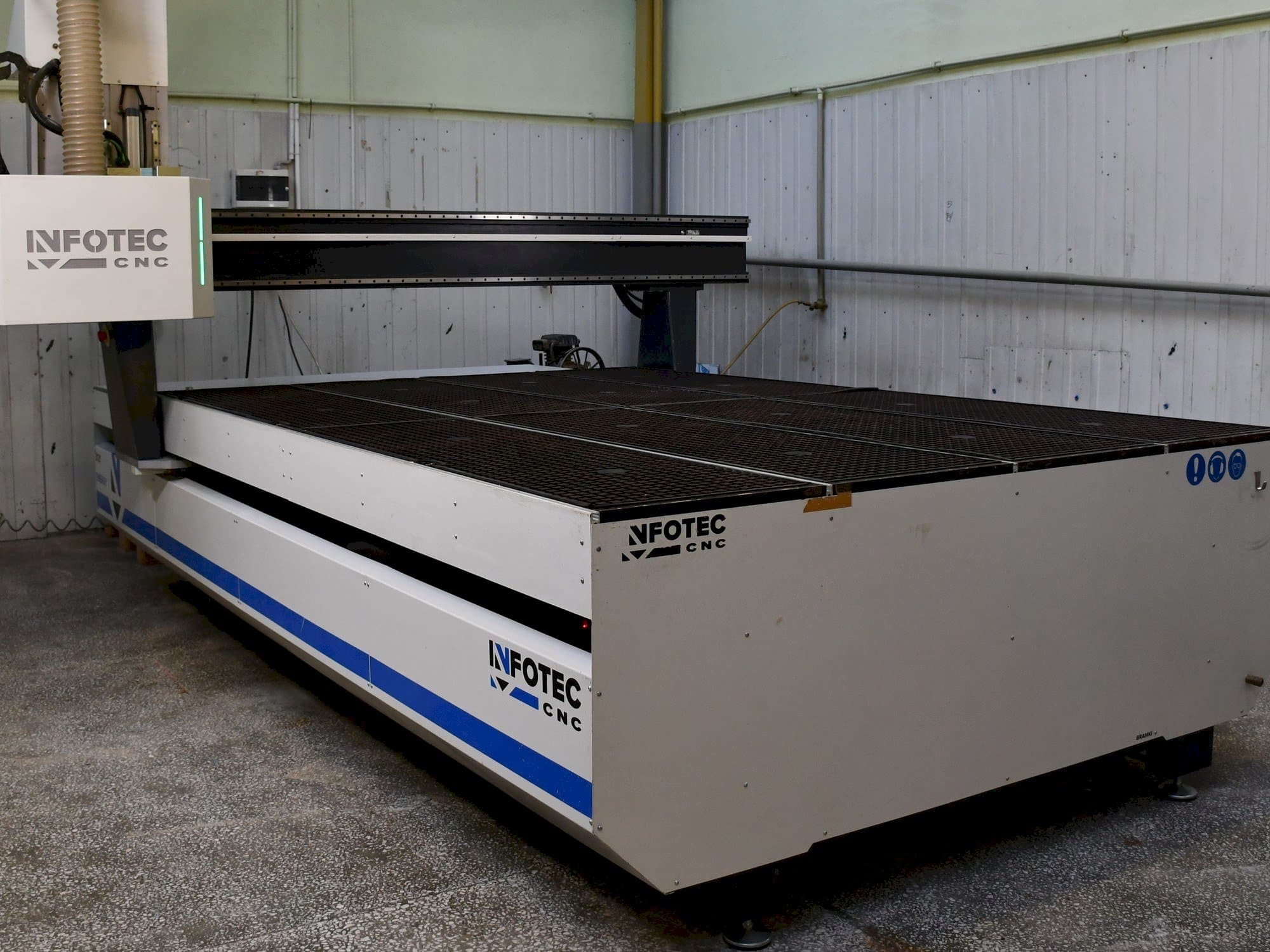 A INFOTEC 3121 E  gép elölnézete