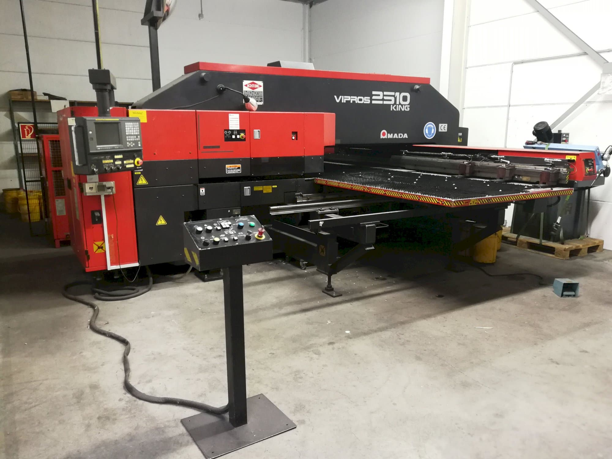 A AMADA Vipros 2510 King  gép elölnézete
