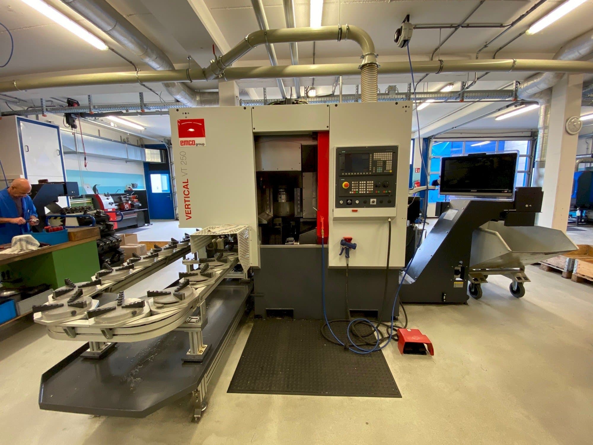 A EMCO VT250  gép elölnézete