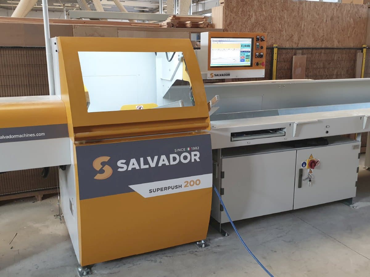 A SALVADOR Superpush 200  gép elölnézete