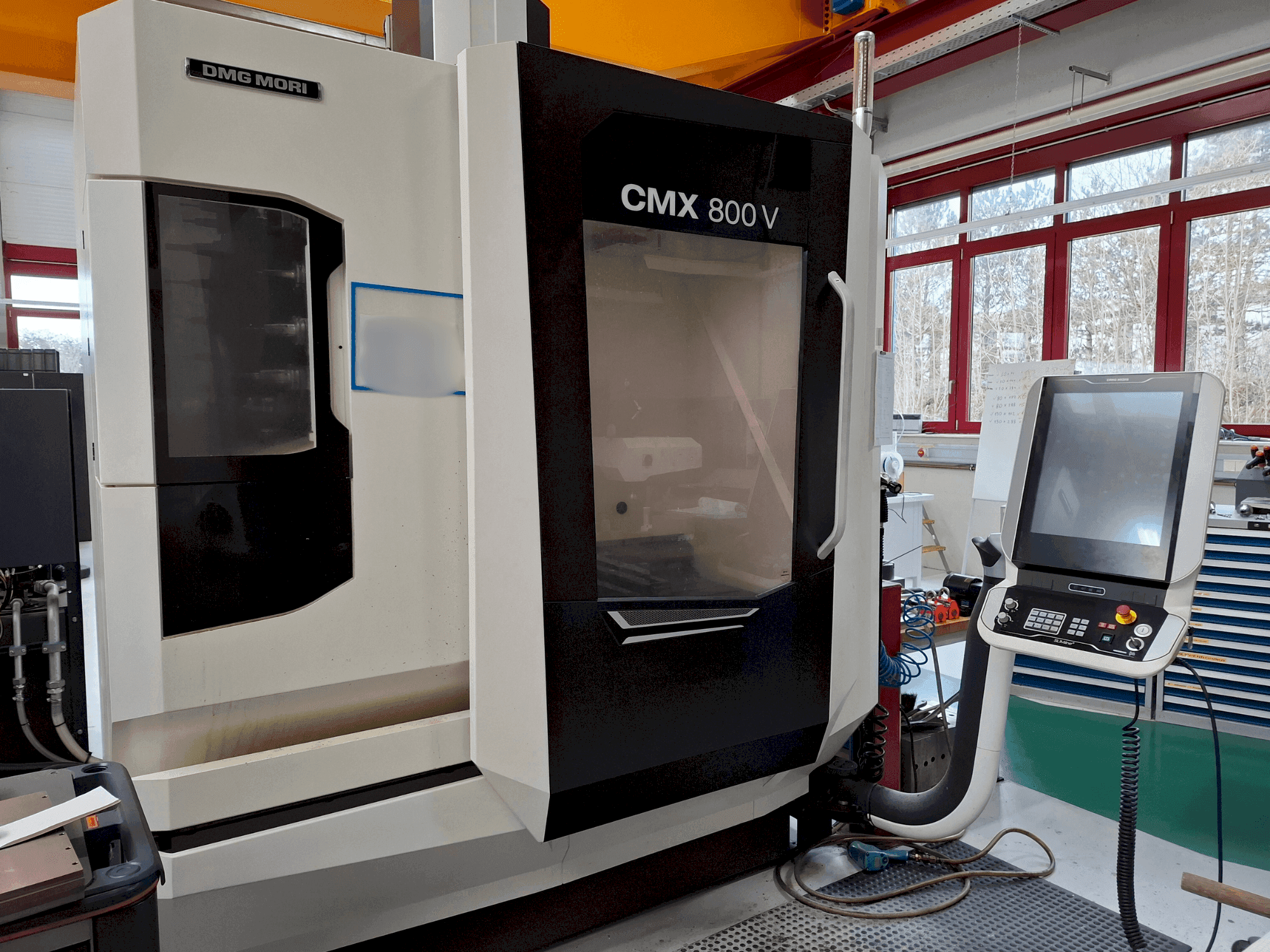 A DMG MORI CMX 800V  gép elölnézete
