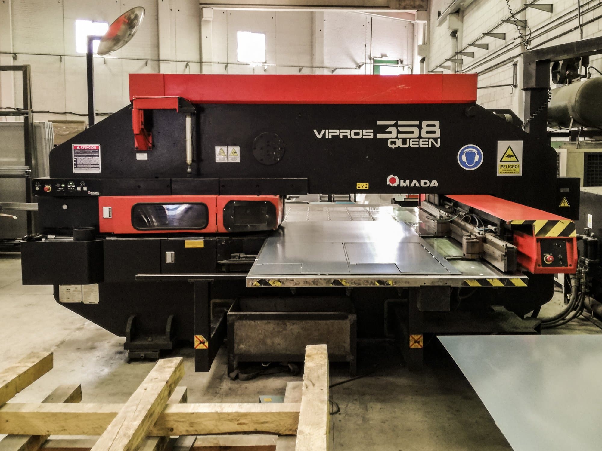 A AMADA Vipros 358 QUEEN gép elölnézete