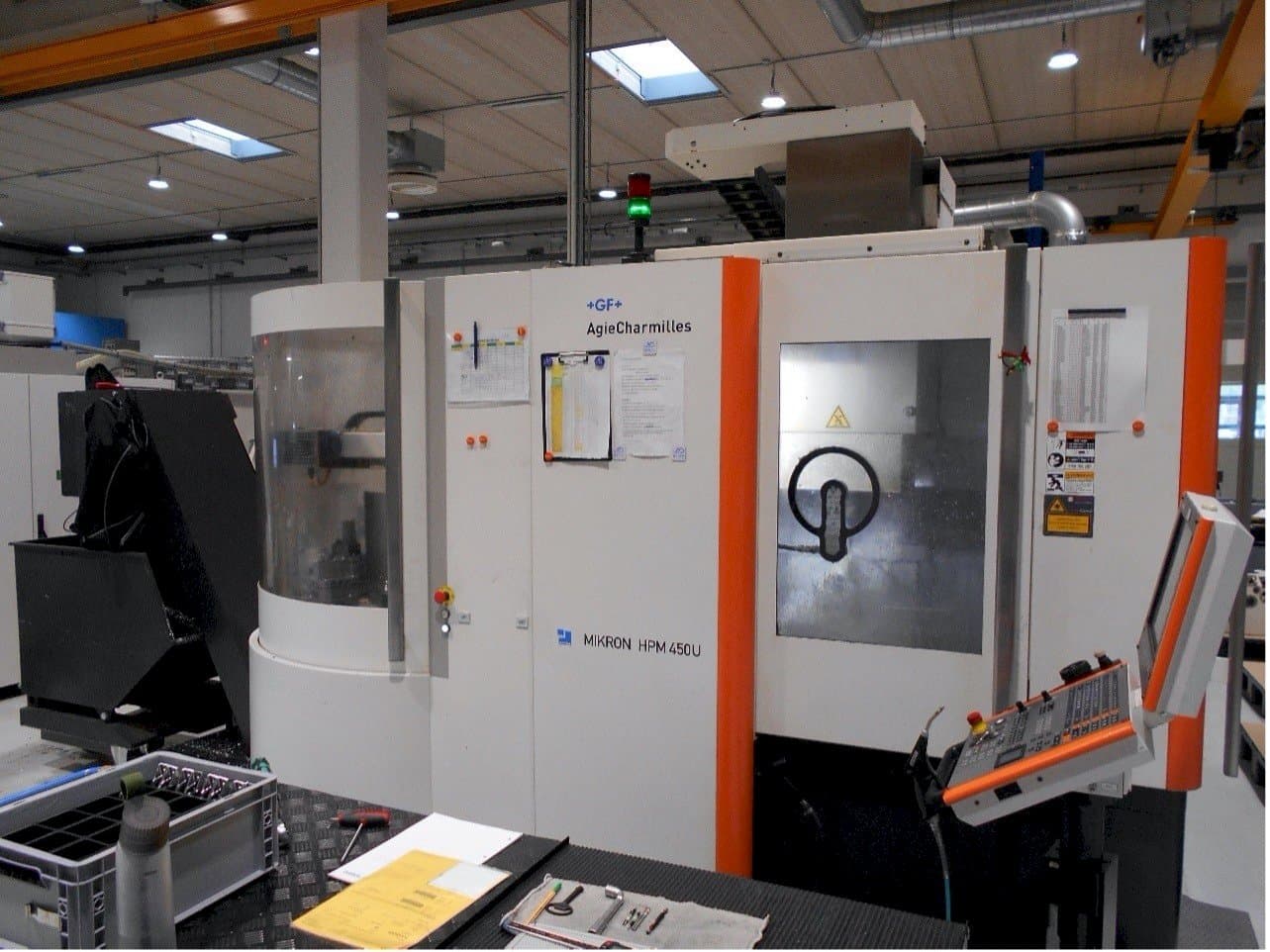 A AgieCharmilles Mikron HPM 450U  gép elölnézete