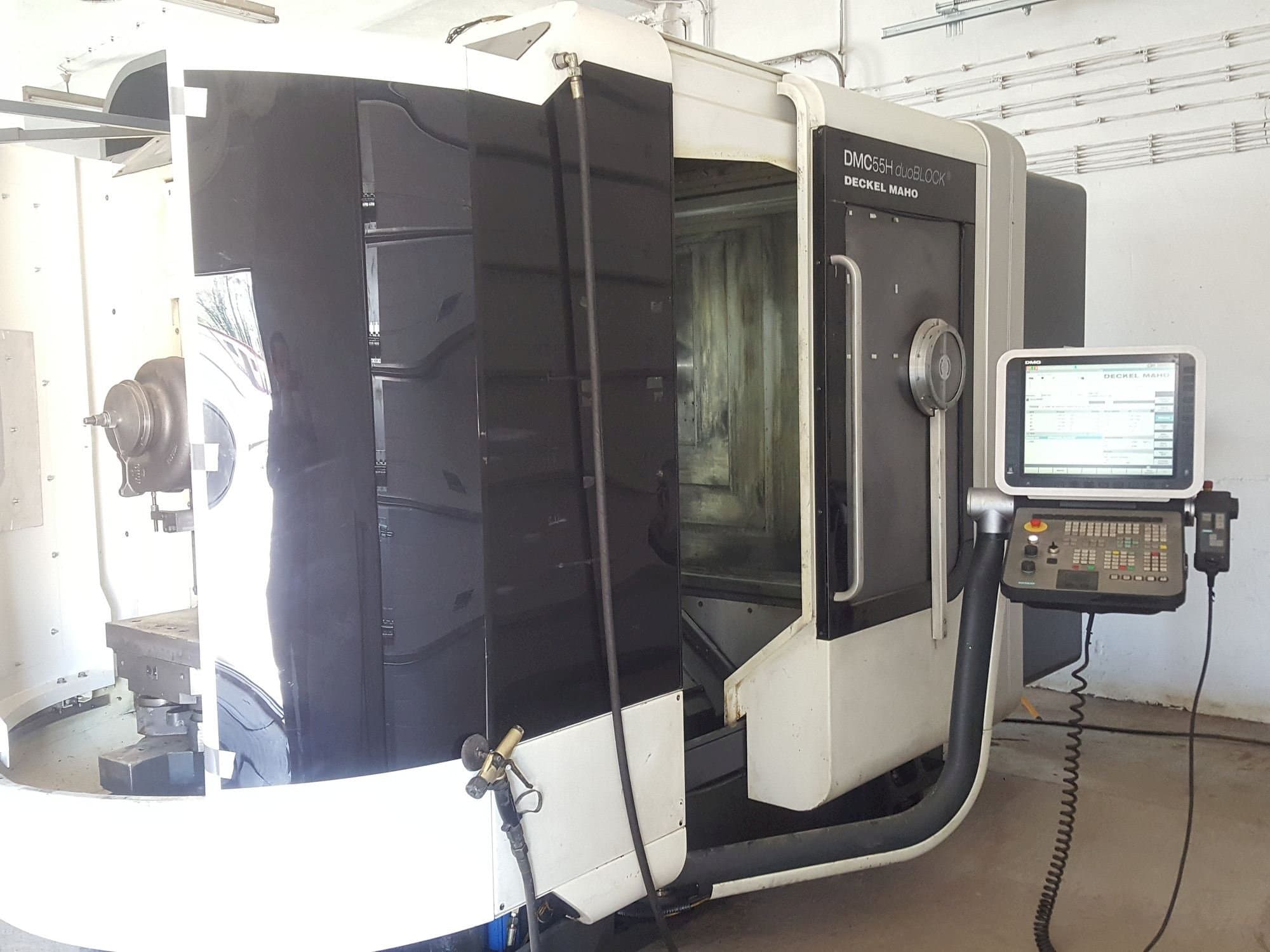 A DECKEL MAHO DMC55H duoBLOCK  gép elölnézete