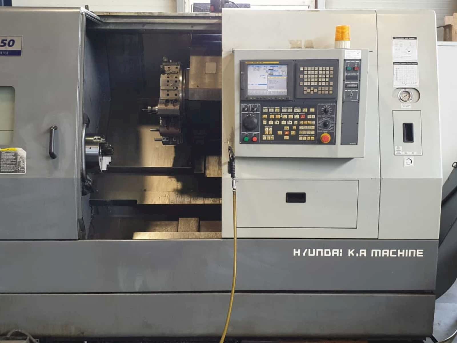 A Hyundai Kia SKT250  gép elölnézete