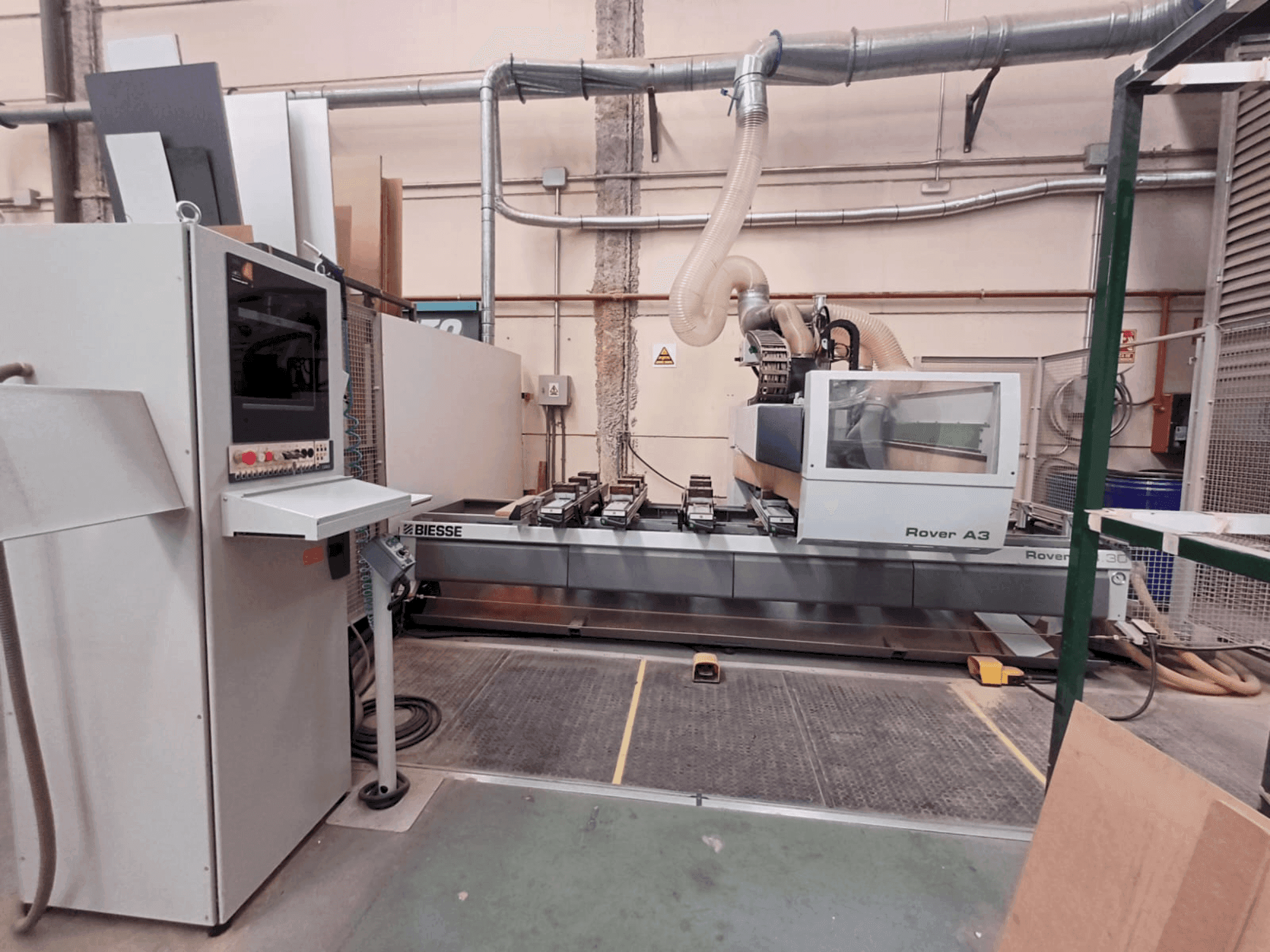 A BIESSE OVER A 330 K3 S  gép elölnézete