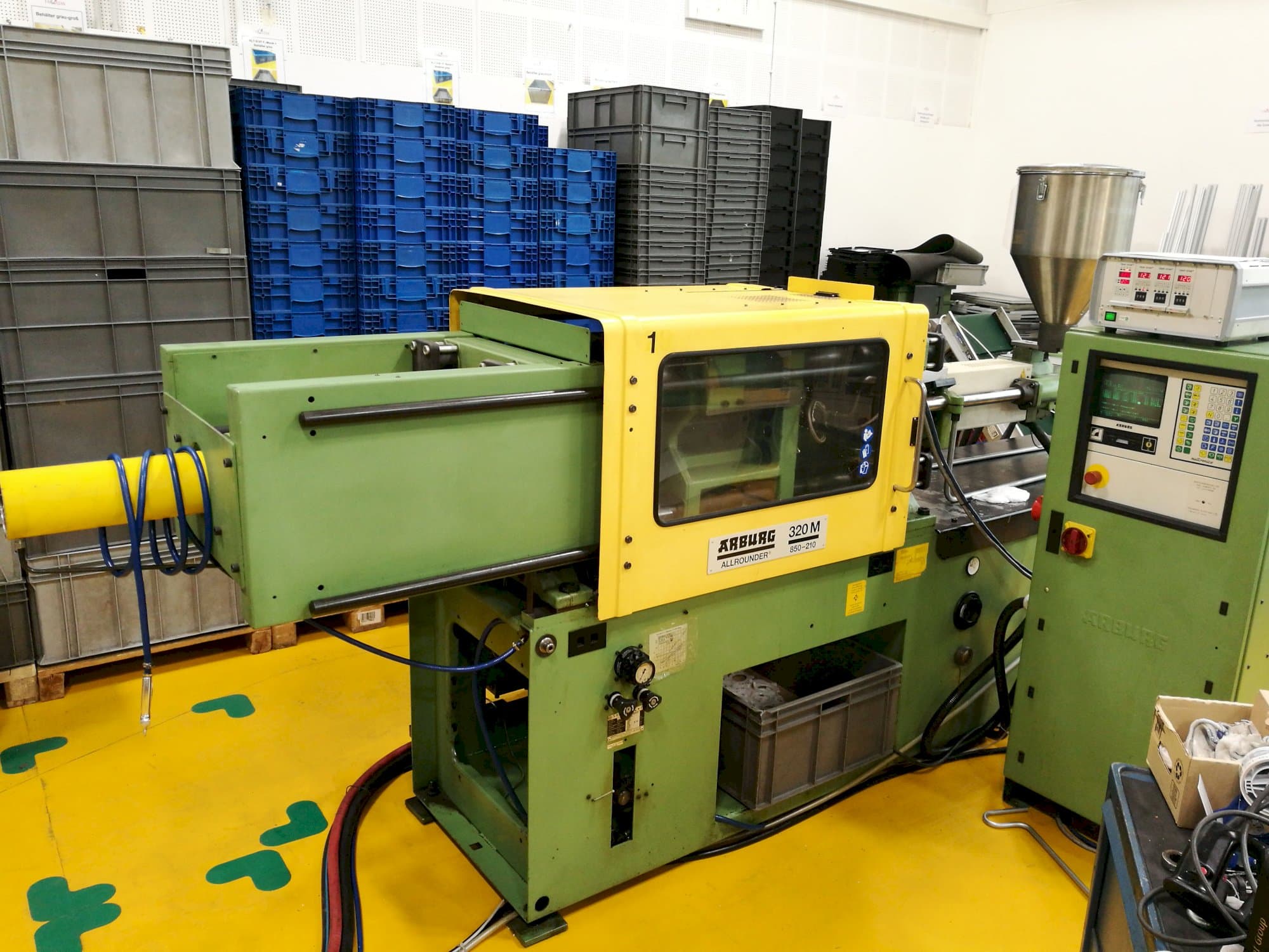 A Arburg 320 M 850-210  gép bal oldali nézete