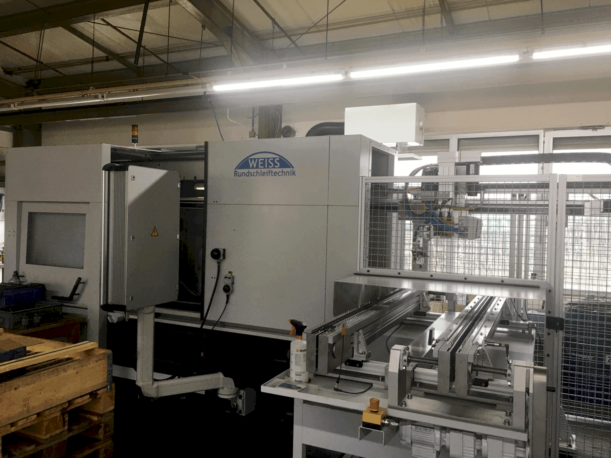 A WEISS Rundschleiftechnik K52  gép elölnézete