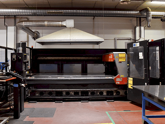 A AMADA FO-3015  gép elölnézete