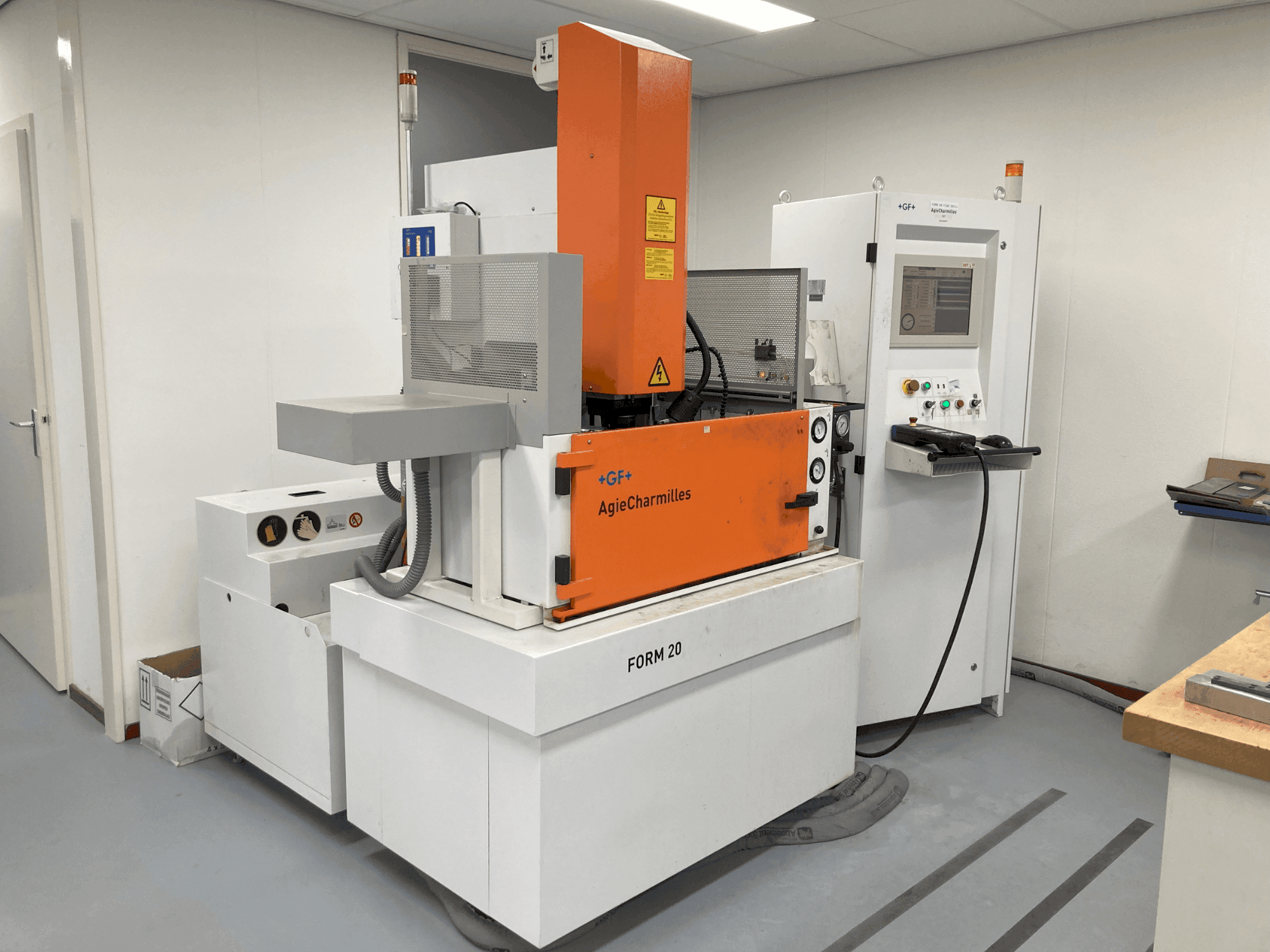 A AgieCharmilles CABINET FORM20  gép elölnézete