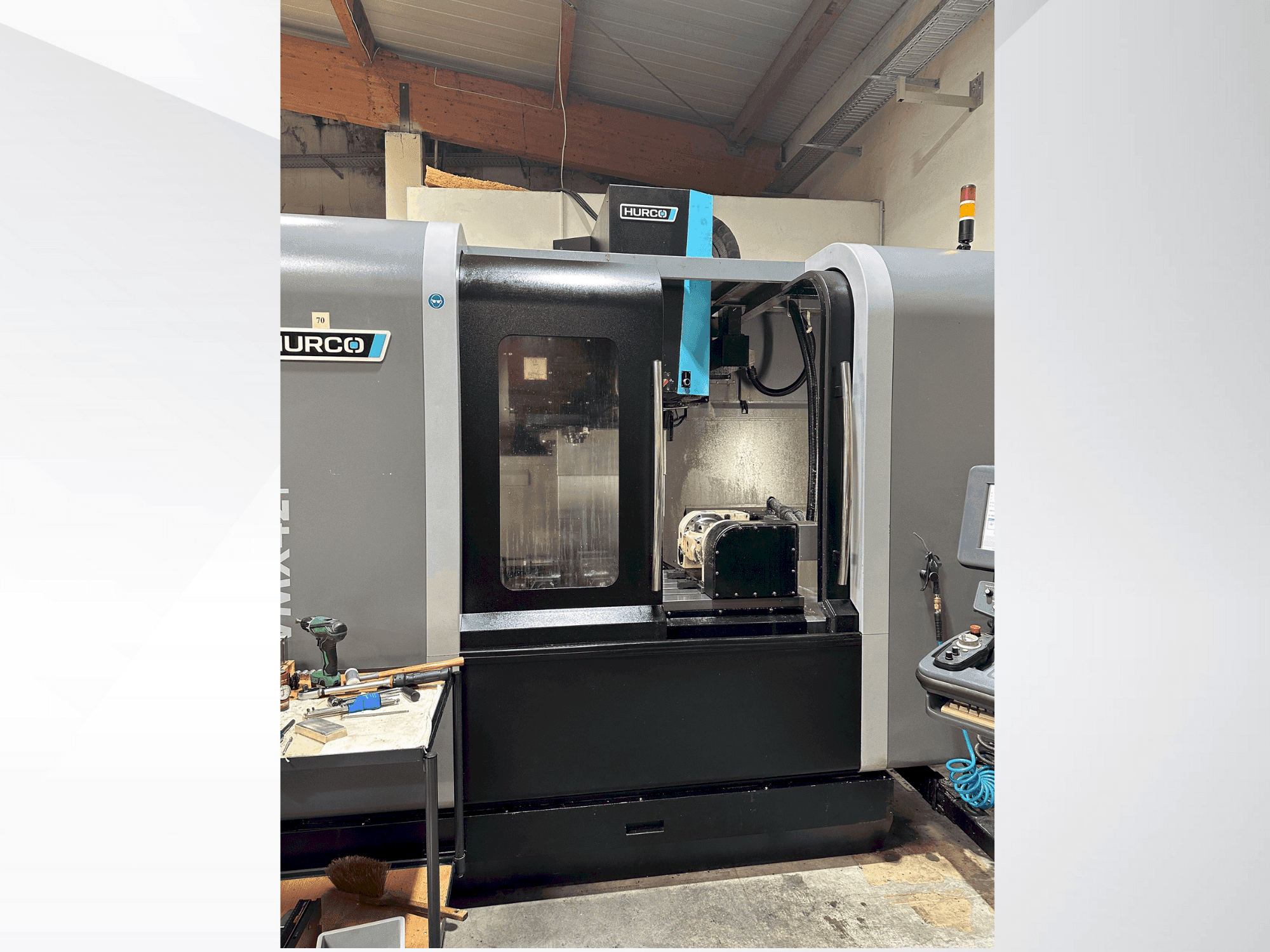 A Hurco VMX 42i  gép elölnézete