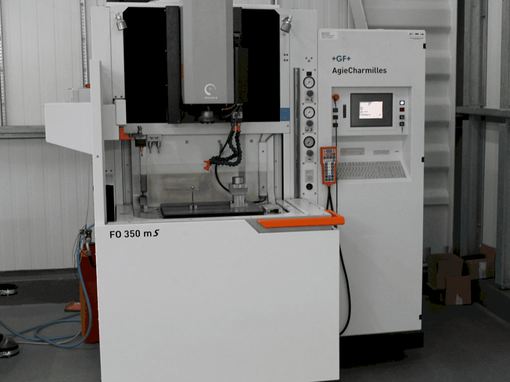 A AgieCharmilles FO350MS  gép elölnézete